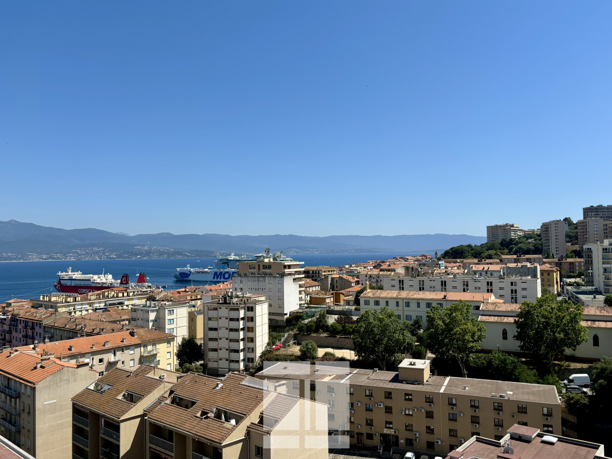 NOUVEAUTE et EXCLUSIVITE agence Immo de Corse, vaste 3 pièces en étage élevé avec vue dégagée sur la ville et