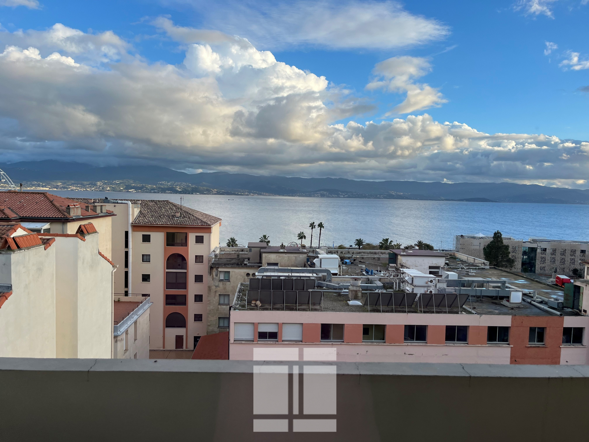 F4 AJACCIO: QUARTIER PLACE MIOT -DERNIER ETAGE