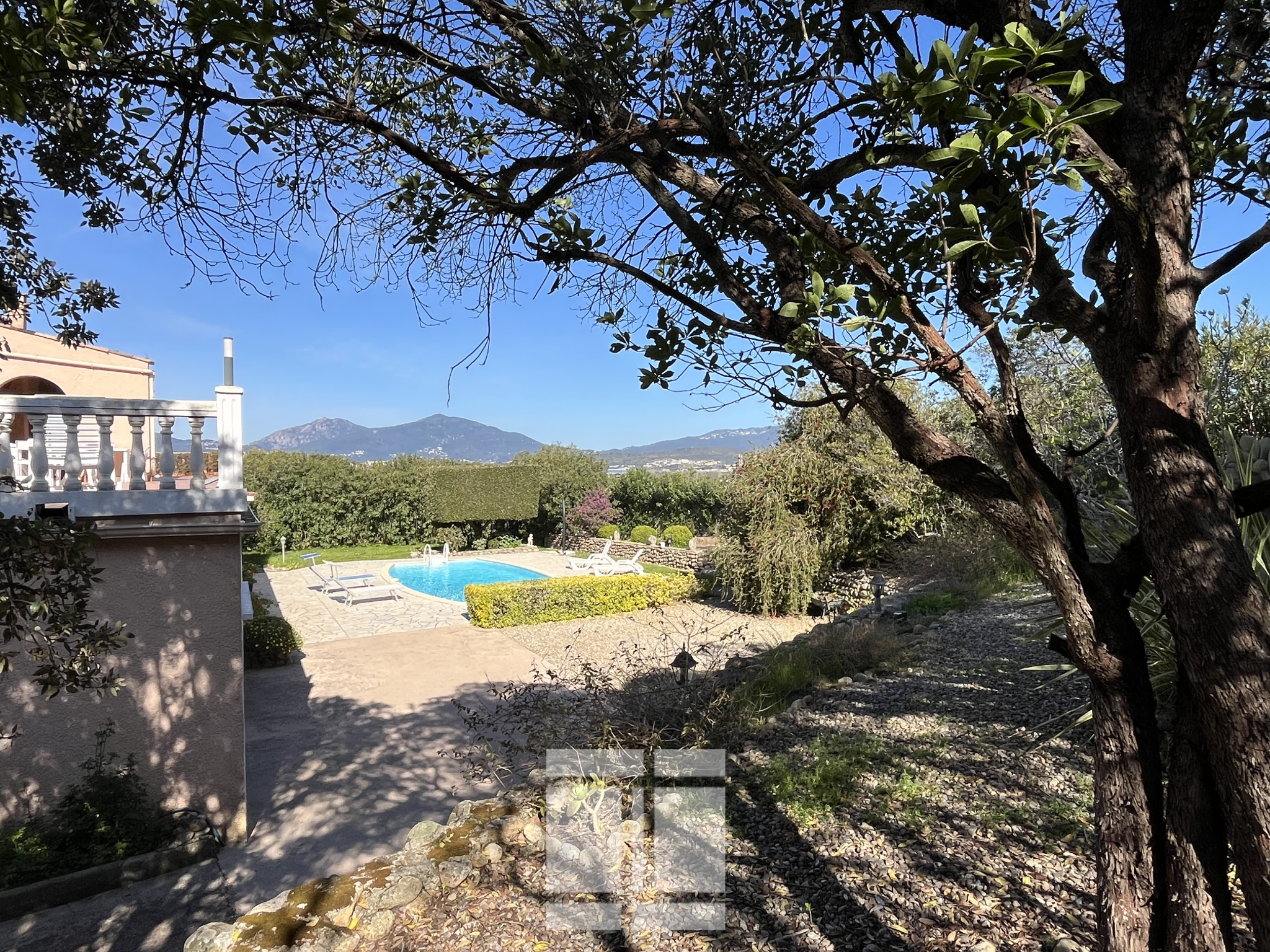 PORTICCIO - PROPRIÉTÉ DE CHARMES DE 515 m2 AVEC PISCINE ET VUE MER