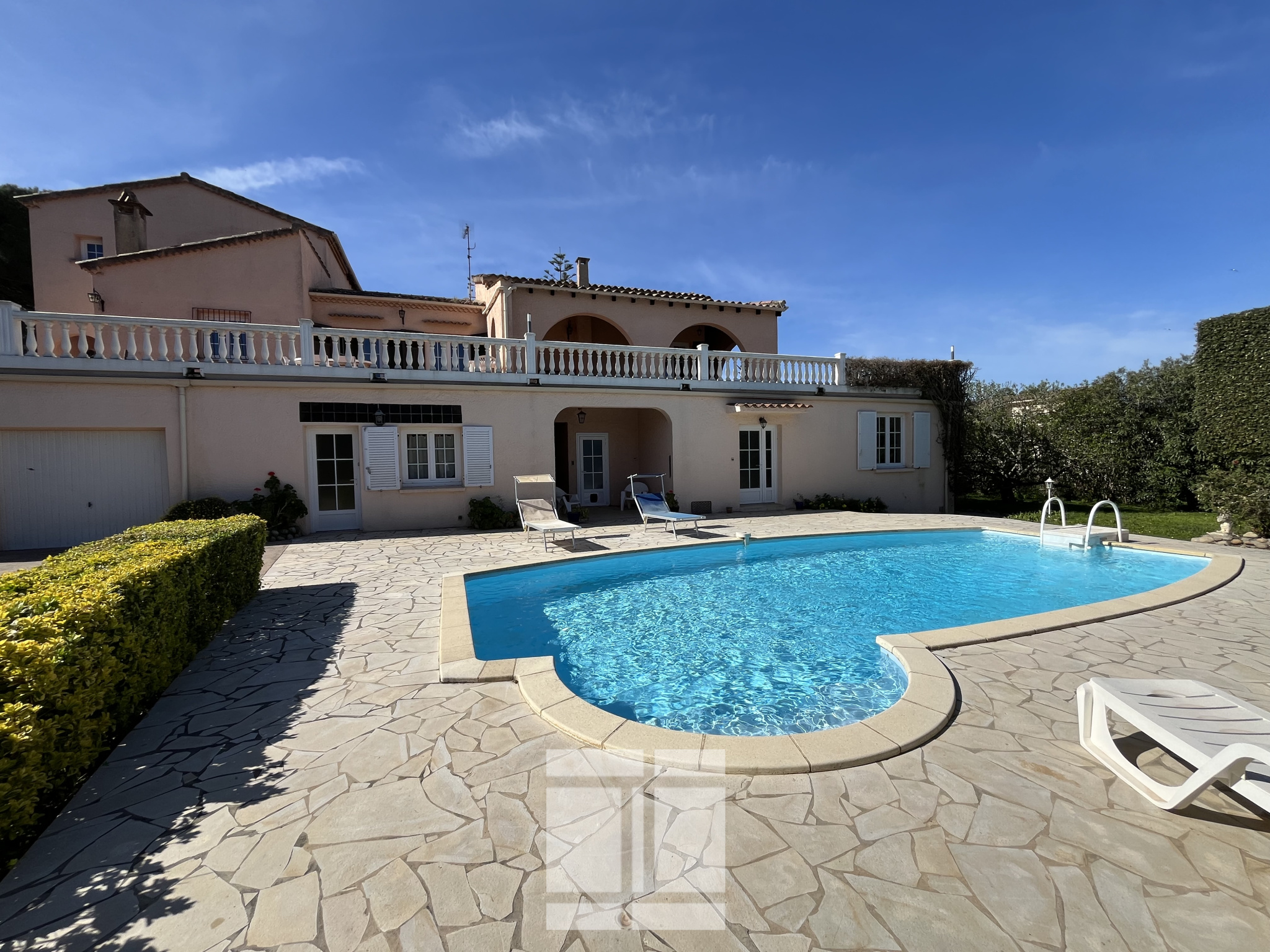 PORTICCIO - PROPRIÉTÉ DE CHARMES DE 515 m2 AVEC PISCINE ET VUE MER