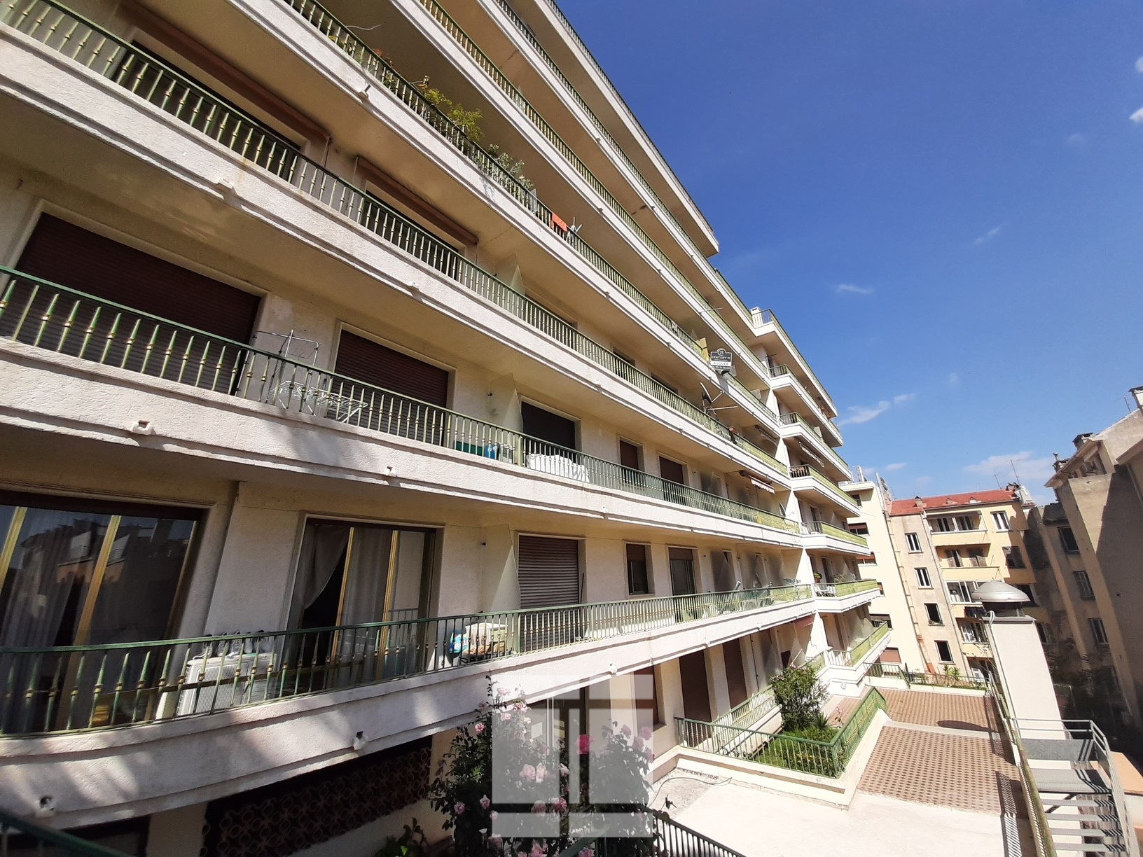 AJACCIO - RARE GRAND T3/4 AU COURS DE LA VILLE DANS UNE RESIDENCE PRISÉE
