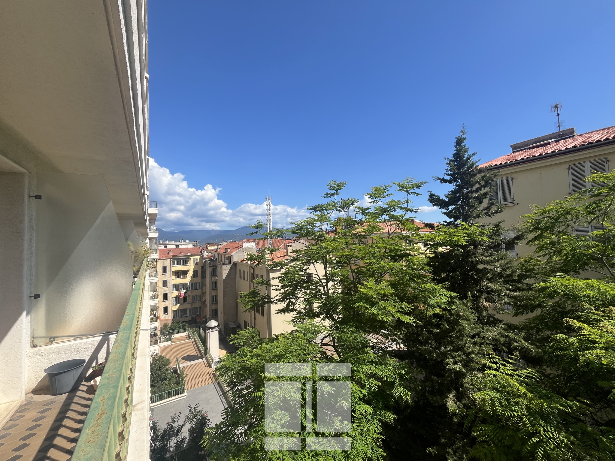 AJACCIO - RARE GRAND T3/4 AU COURS DE LA VILLE DANS UNE RESIDENCE PRISÉE
