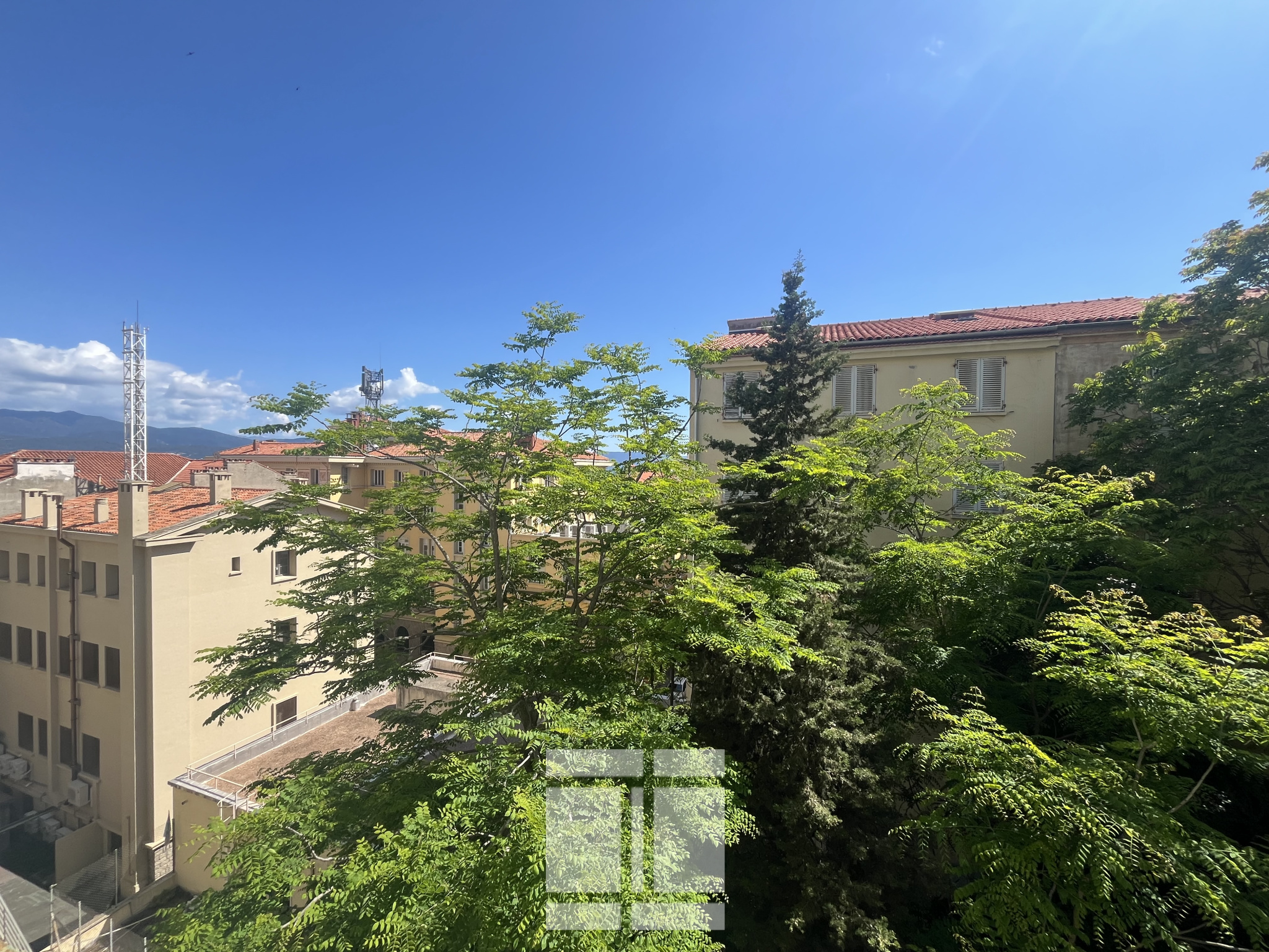 AJACCIO - RARE GRAND T3/4 AU COURS DE LA VILLE DANS UNE RESIDENCE PRISÉE