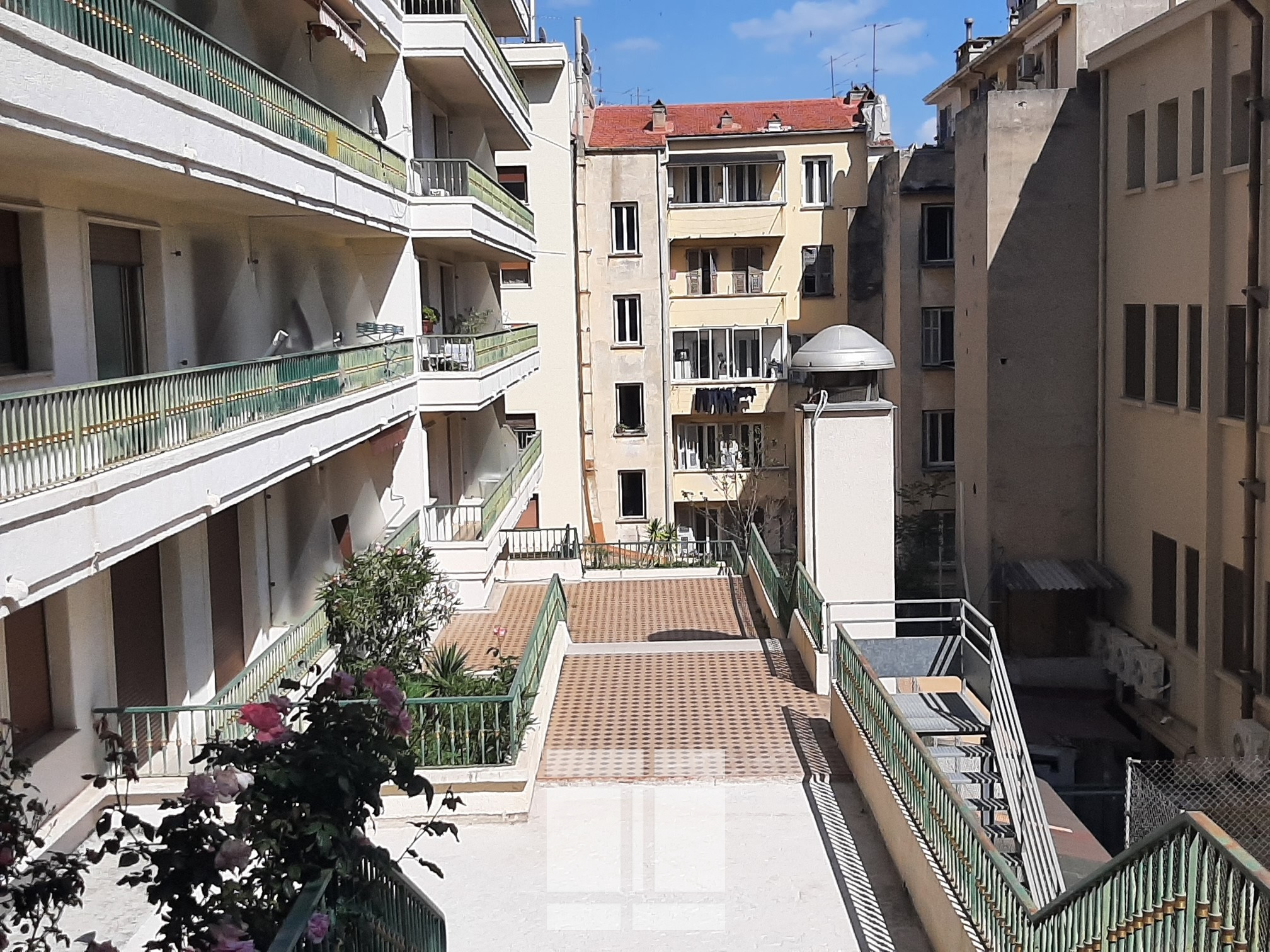 AJACCIO - RARE GRAND T3/4 AU COURS DE LA VILLE DANS UNE RESIDENCE PRISÉE