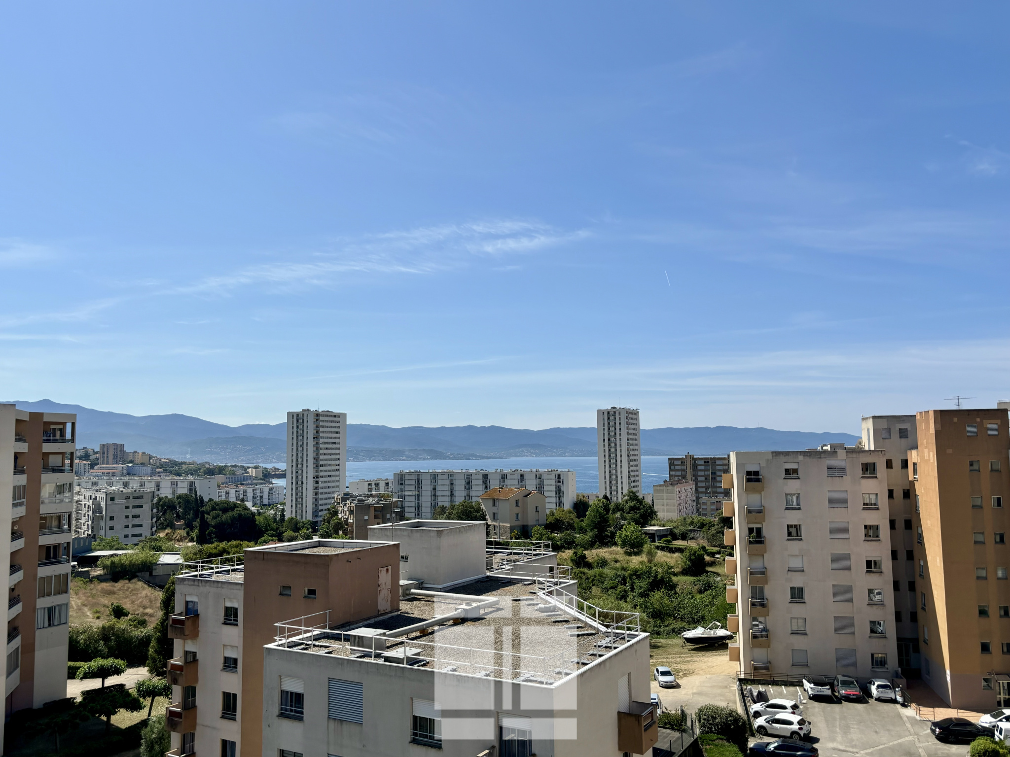 Finosello, 4 pièces en DERNIER ETAGE, vue dégagée ville et mer, 3 terrasses/loggias fermées, cave.