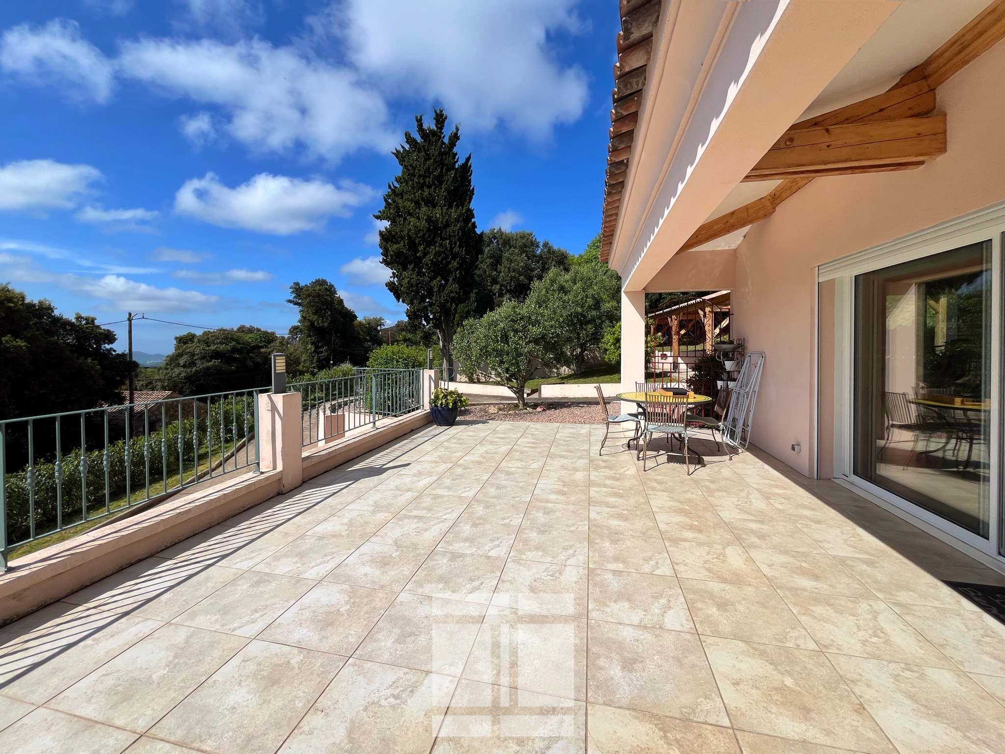 Coup de cœur à  Sarrola-Carcopino. Belle maison familiale de 259 m2 exposée plein sud avec piscine.