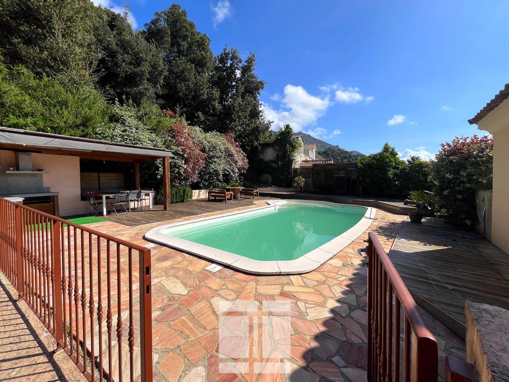 Coup de cœur à  Sarrola-Carcopino. Belle maison familiale de 259 m2 exposée plein sud avec piscine.