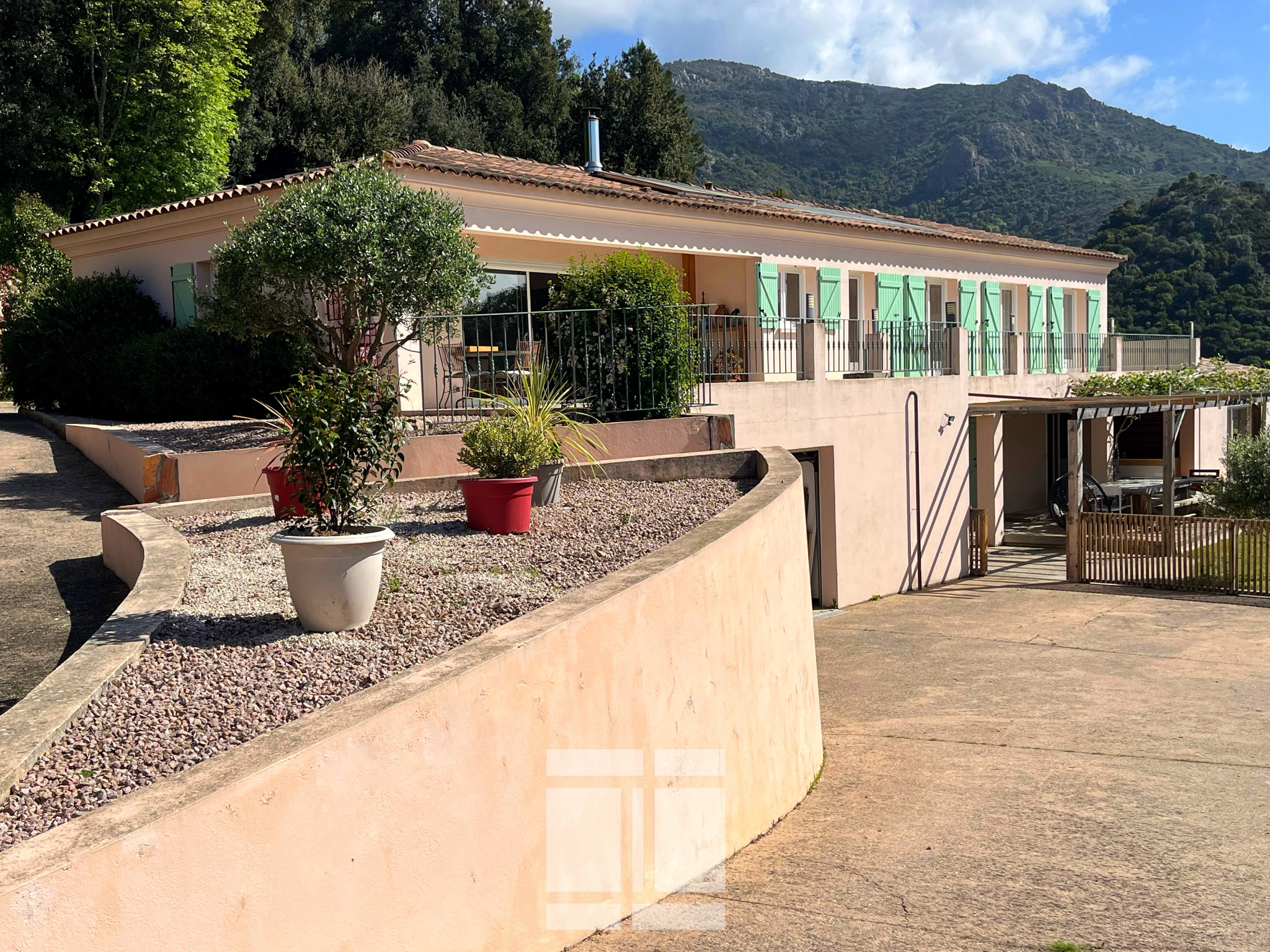 Coup de cœur à  Sarrola-Carcopino. Belle maison familiale de 259 m2 exposée plein sud avec piscine.