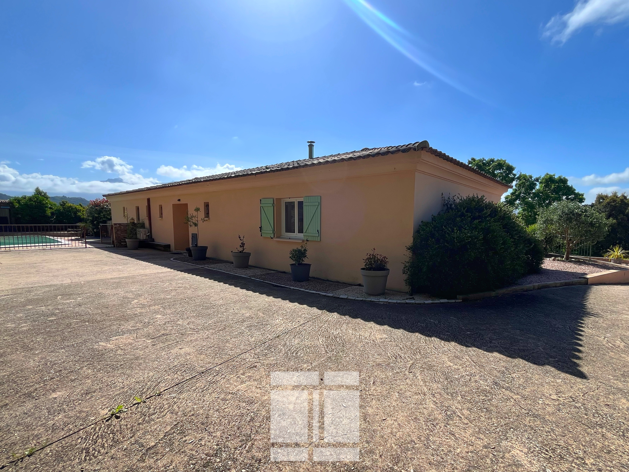 Coup de cœur à  Sarrola-Carcopino. Belle maison familiale de 259 m2 exposée plein sud avec piscine.