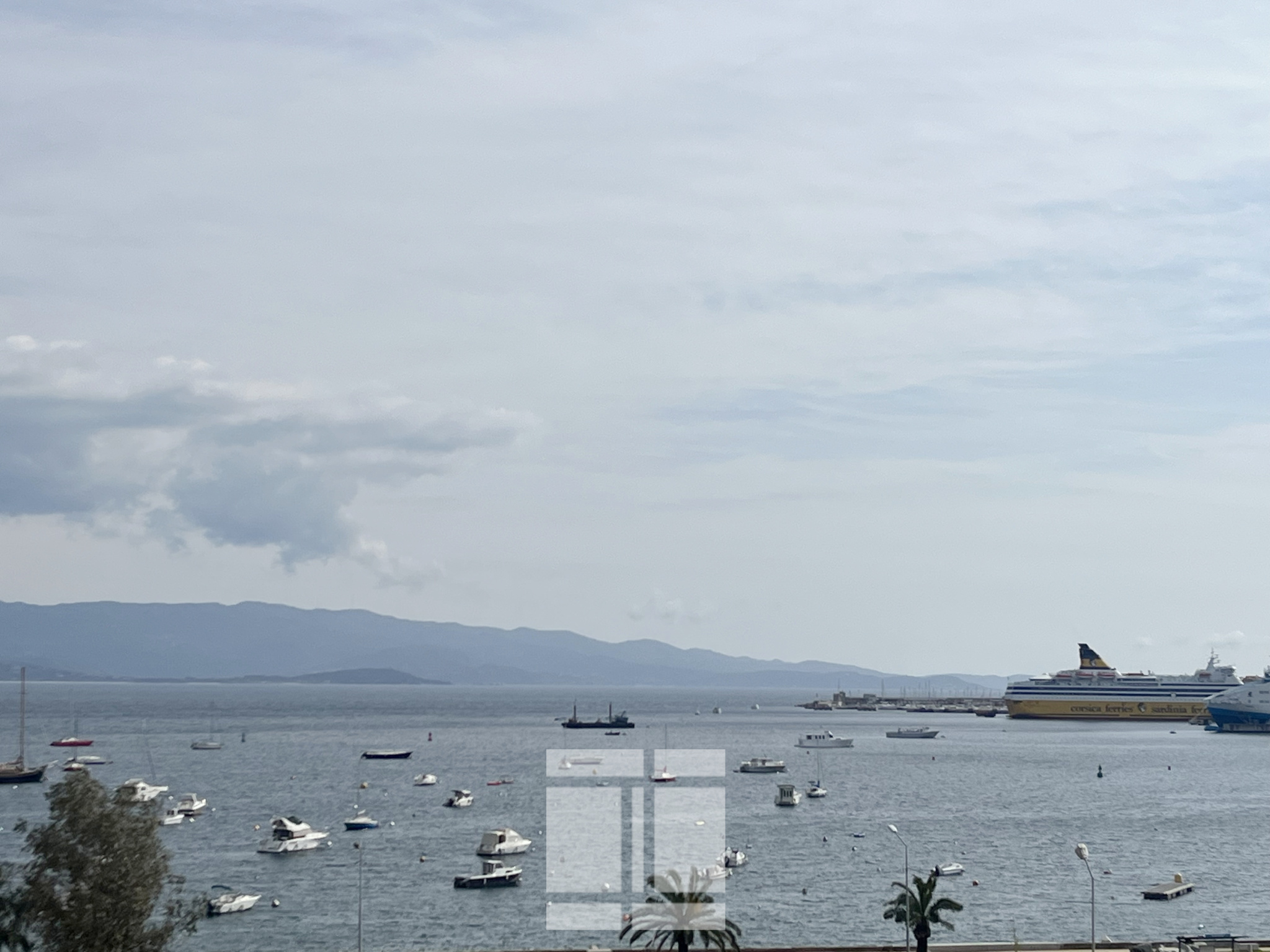 AJACCIO - GRAND T4 VUE MER DANS UNE RÉSIDENCE PRISÉE