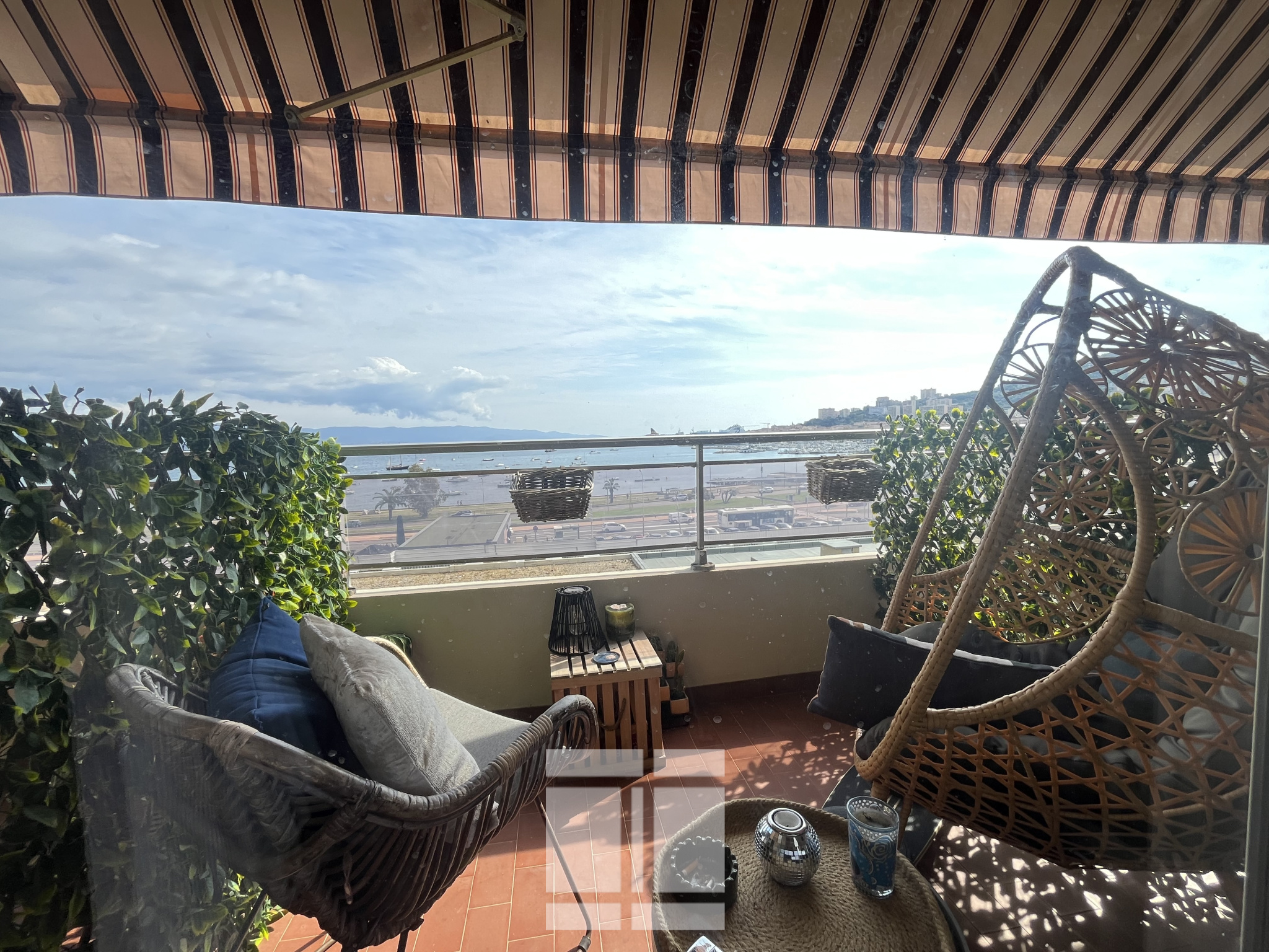 AJACCIO - GRAND T4 VUE MER DANS UNE RÉSIDENCE PRISÉE