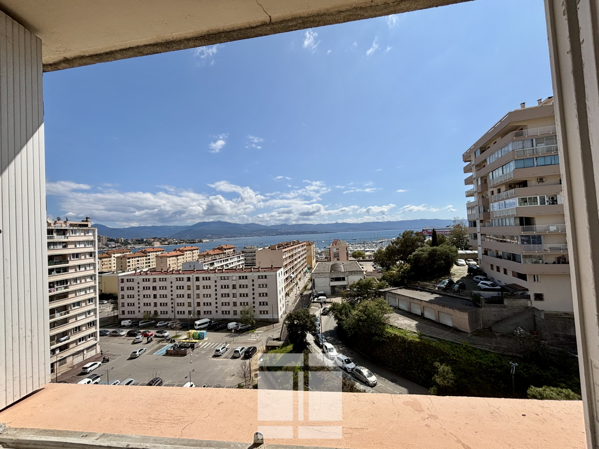 NOUVEAUTE ! venez découvrir ce 4 pièces avec 3 chambres, parking privé