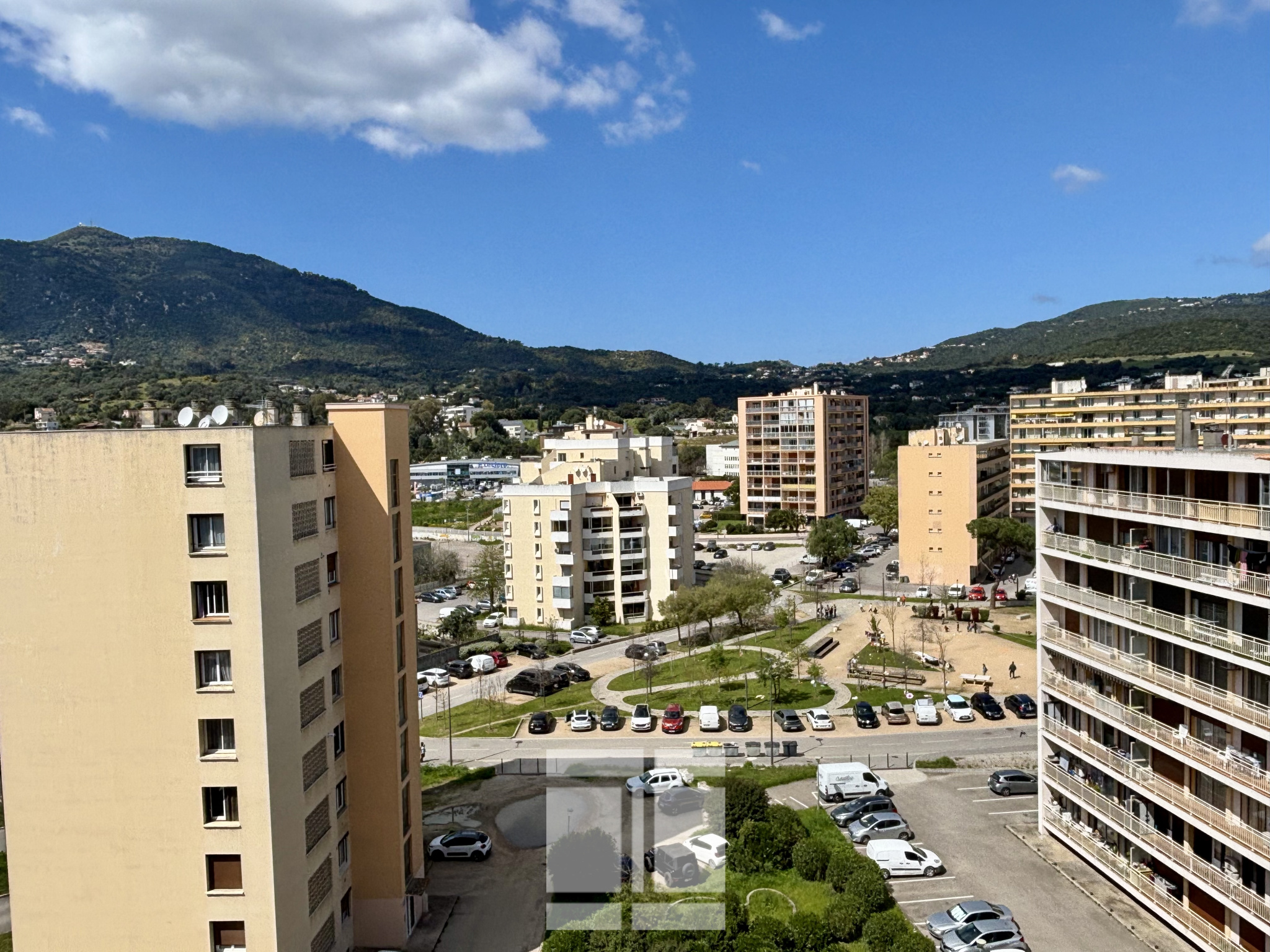 NOUVEAUTE ! venez découvrir ce 4 pièces avec 3 chambres, parking privé