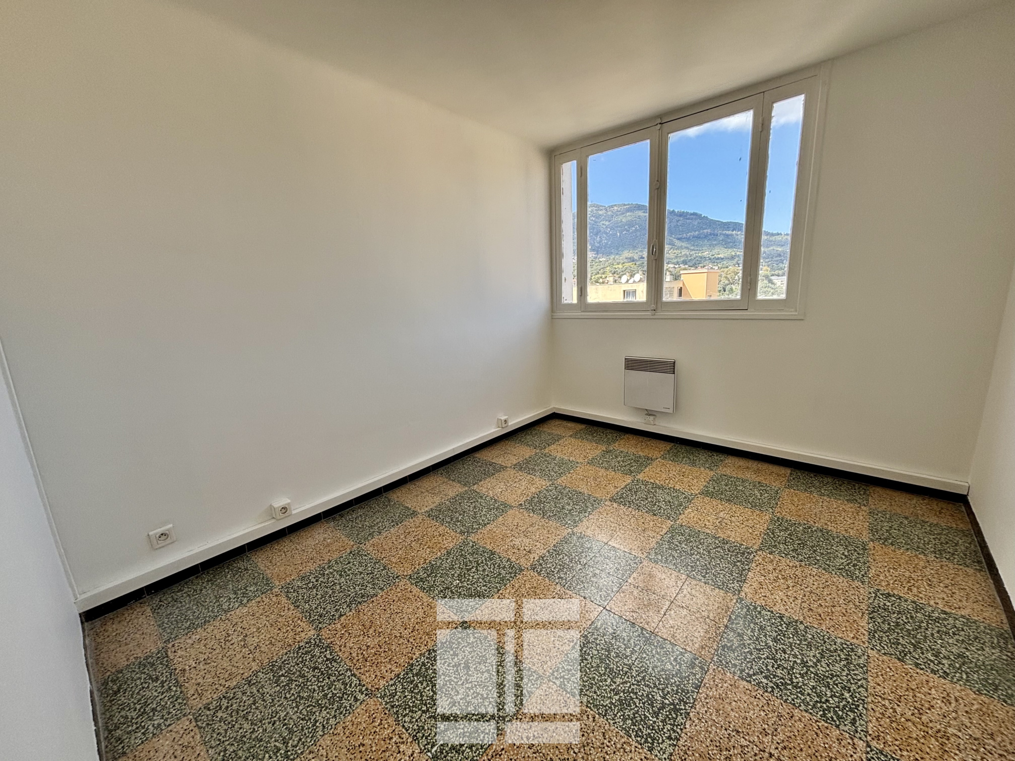 NOUVEAUTE ! venez découvrir ce 4 pièces avec 3 chambres, parking privé