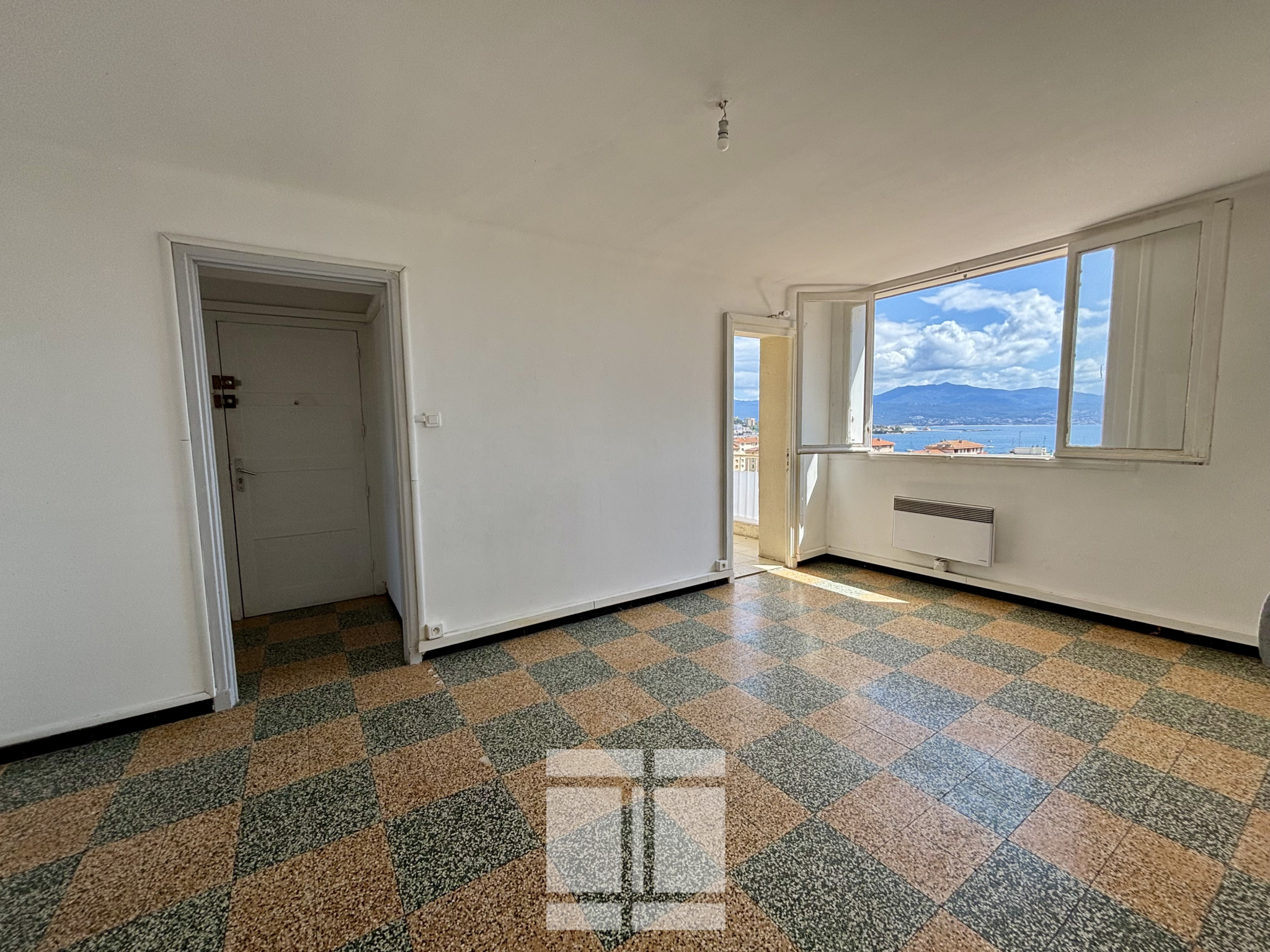 NOUVEAUTE ! venez découvrir ce 4 pièces avec 3 chambres, parking privé