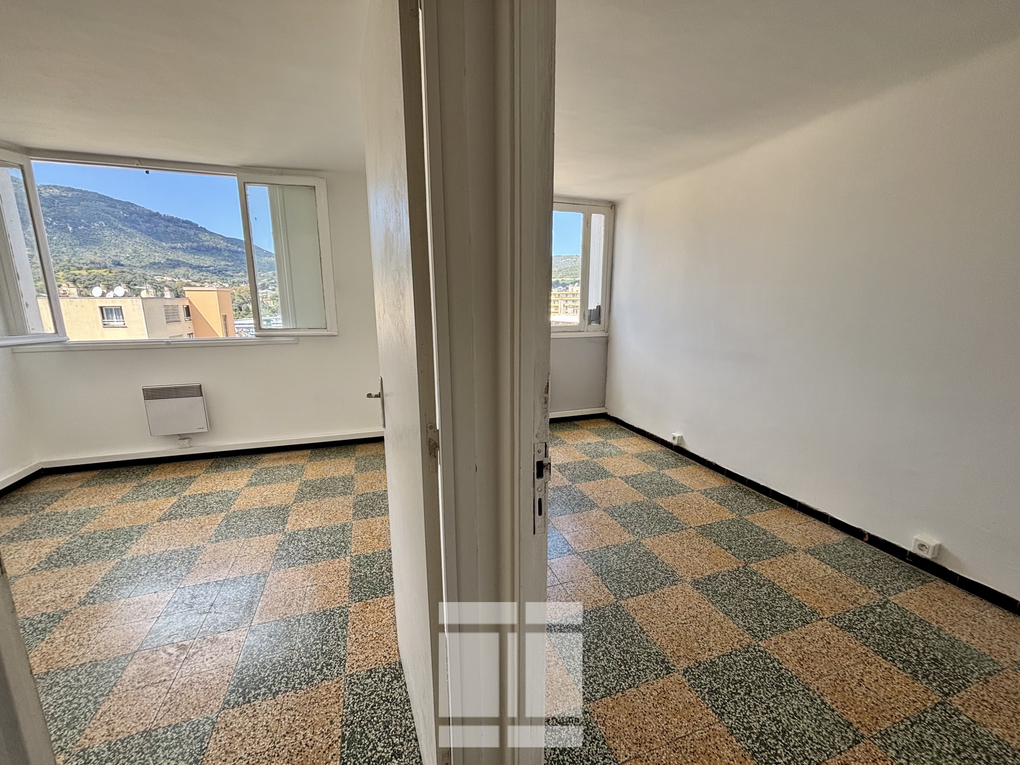 NOUVEAUTE ! venez découvrir ce 4 pièces avec 3 chambres, parking privé