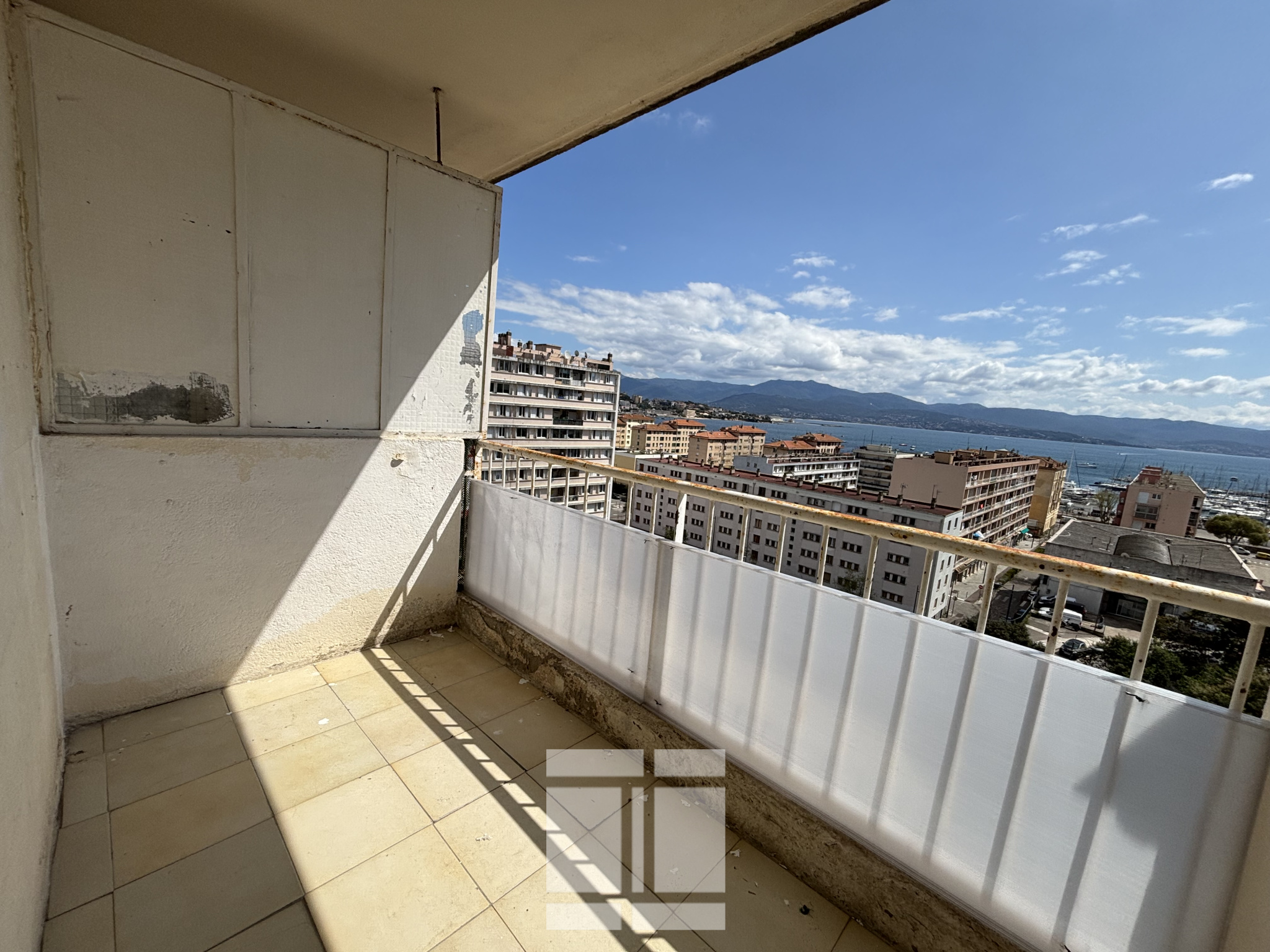 NOUVEAUTE ! venez découvrir ce 4 pièces avec 3 chambres, parking privé
