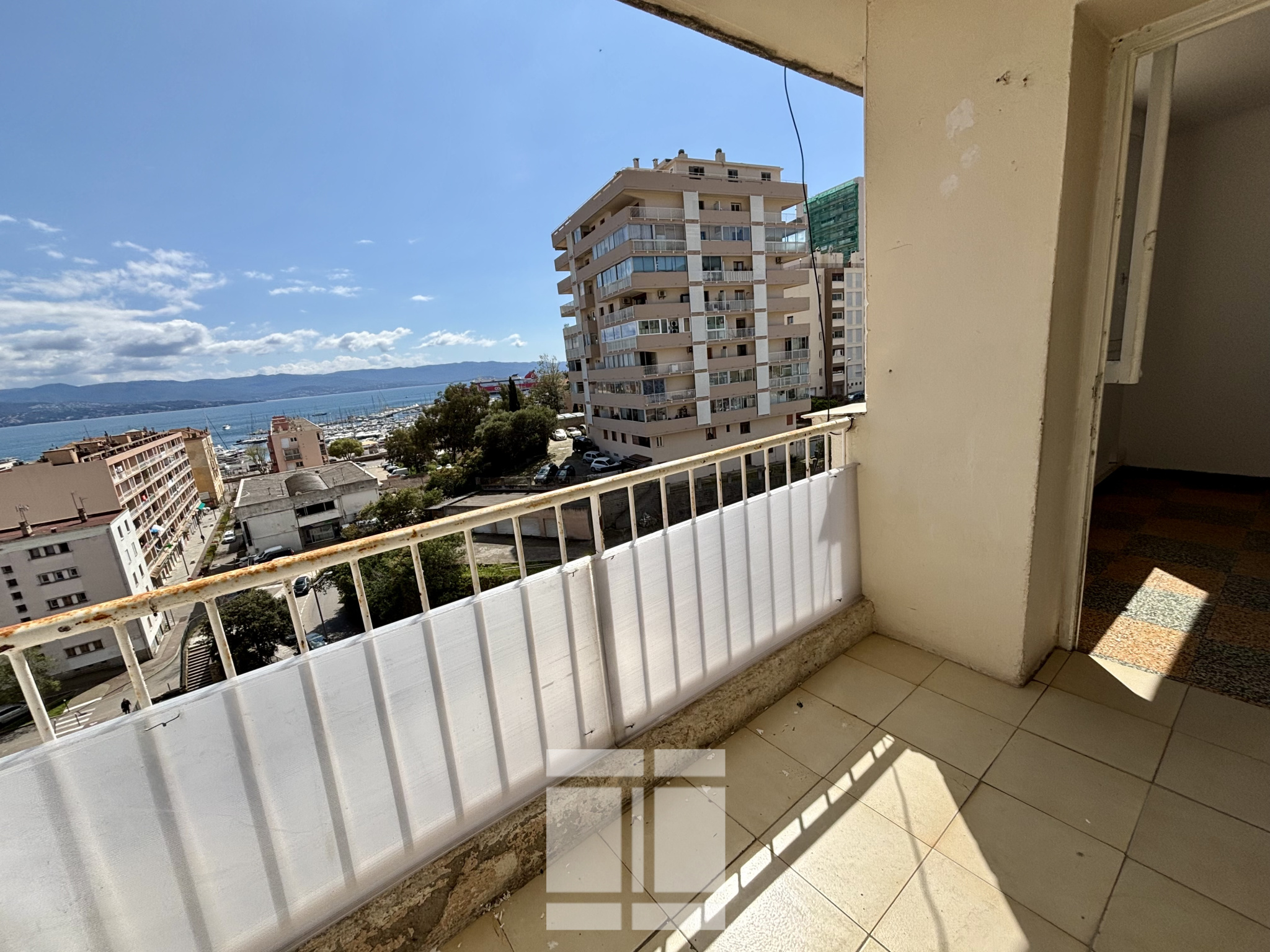 NOUVEAUTE ! venez découvrir ce 4 pièces avec 3 chambres, parking privé