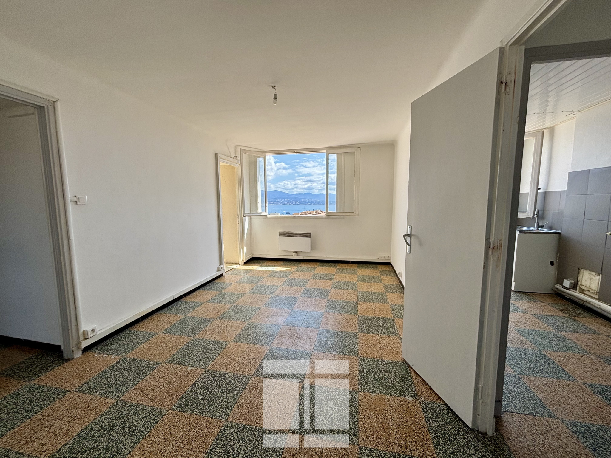NOUVEAUTE ! venez découvrir ce 4 pièces avec 3 chambres, parking privé
