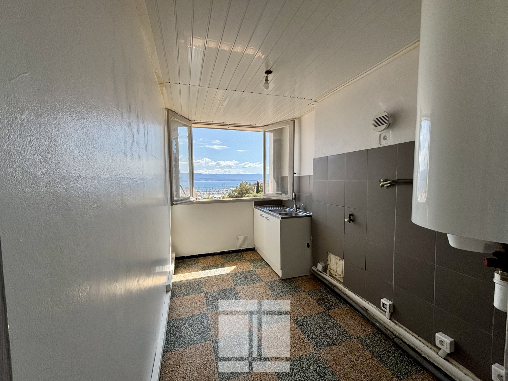NOUVEAUTE ! venez découvrir ce 4 pièces avec 3 chambres, parking privé