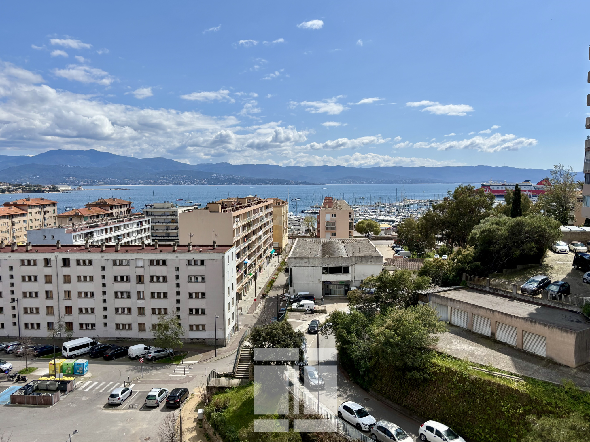 NOUVEAUTE ! venez découvrir ce 4 pièces avec 3 chambres, parking privé