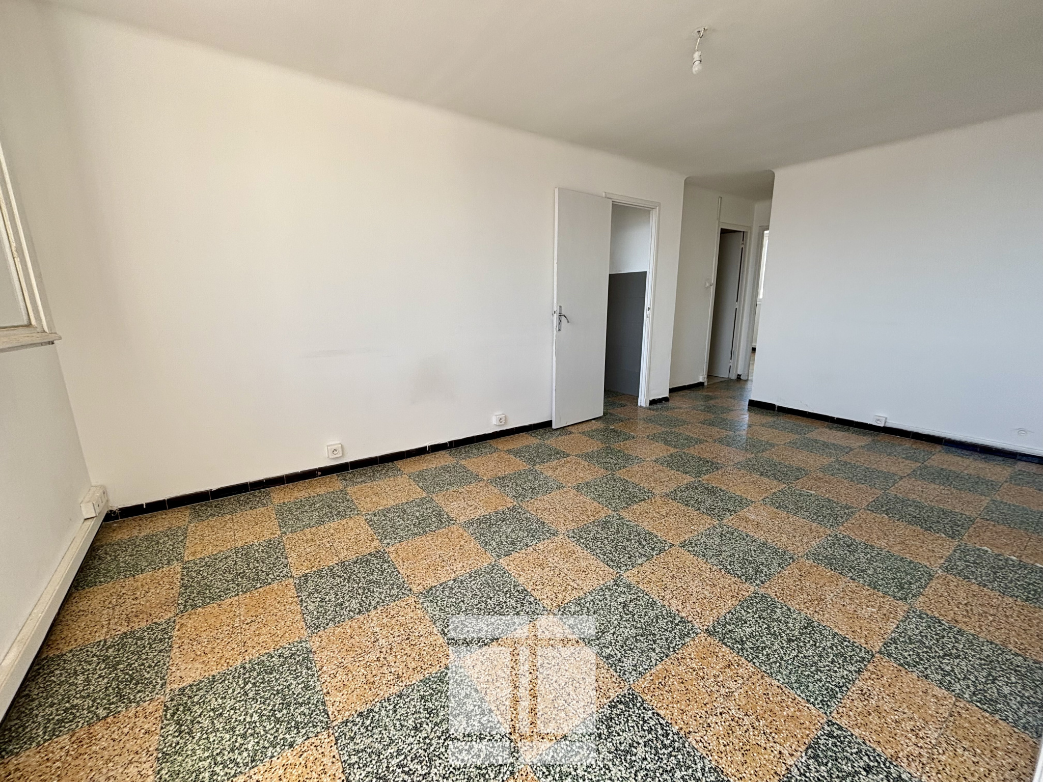 NOUVEAUTE ! venez découvrir ce 4 pièces avec 3 chambres, parking privé