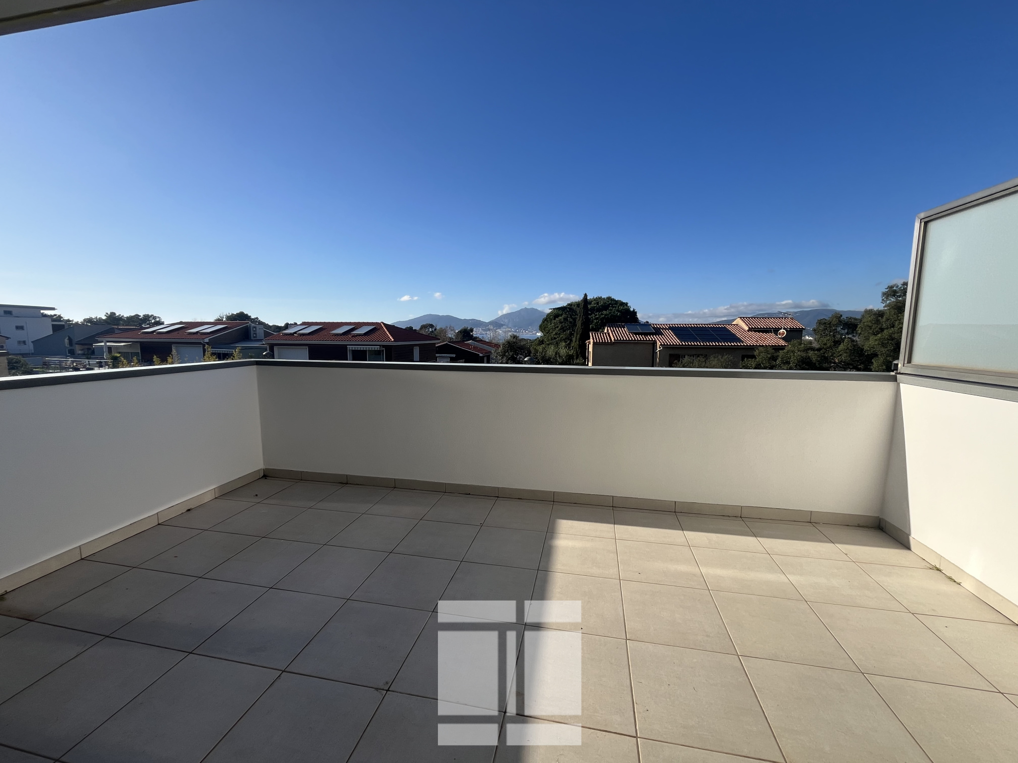 PORTICCIO - GRAND T3 VUE MER AVEC GRANDE TERRASSE ET SON JARDIN PRIVATIF
