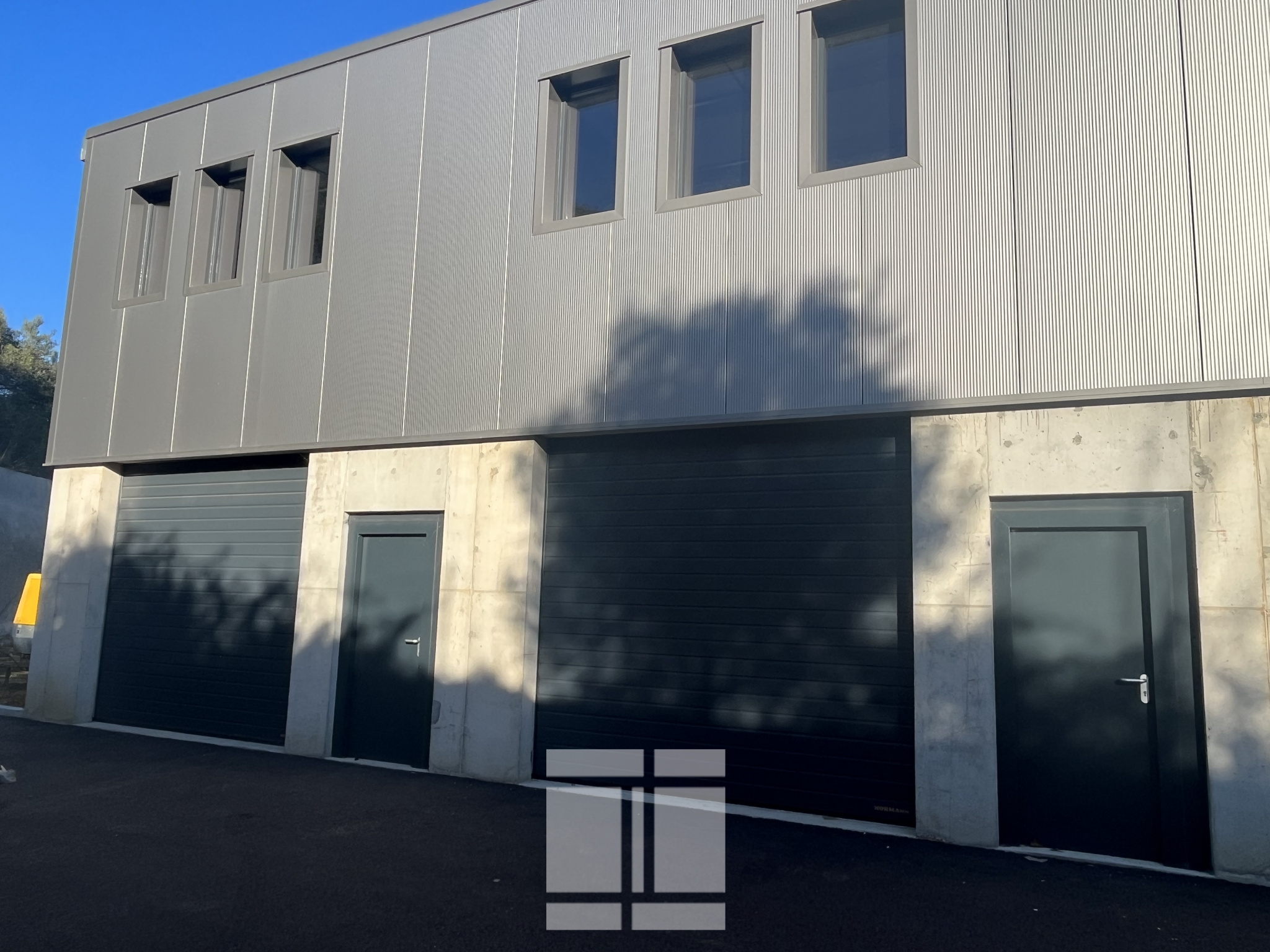 HANGAR DE 145m2 SUR 2 NIVEAUX : ZONE COMMERCIALE DE BALEONE