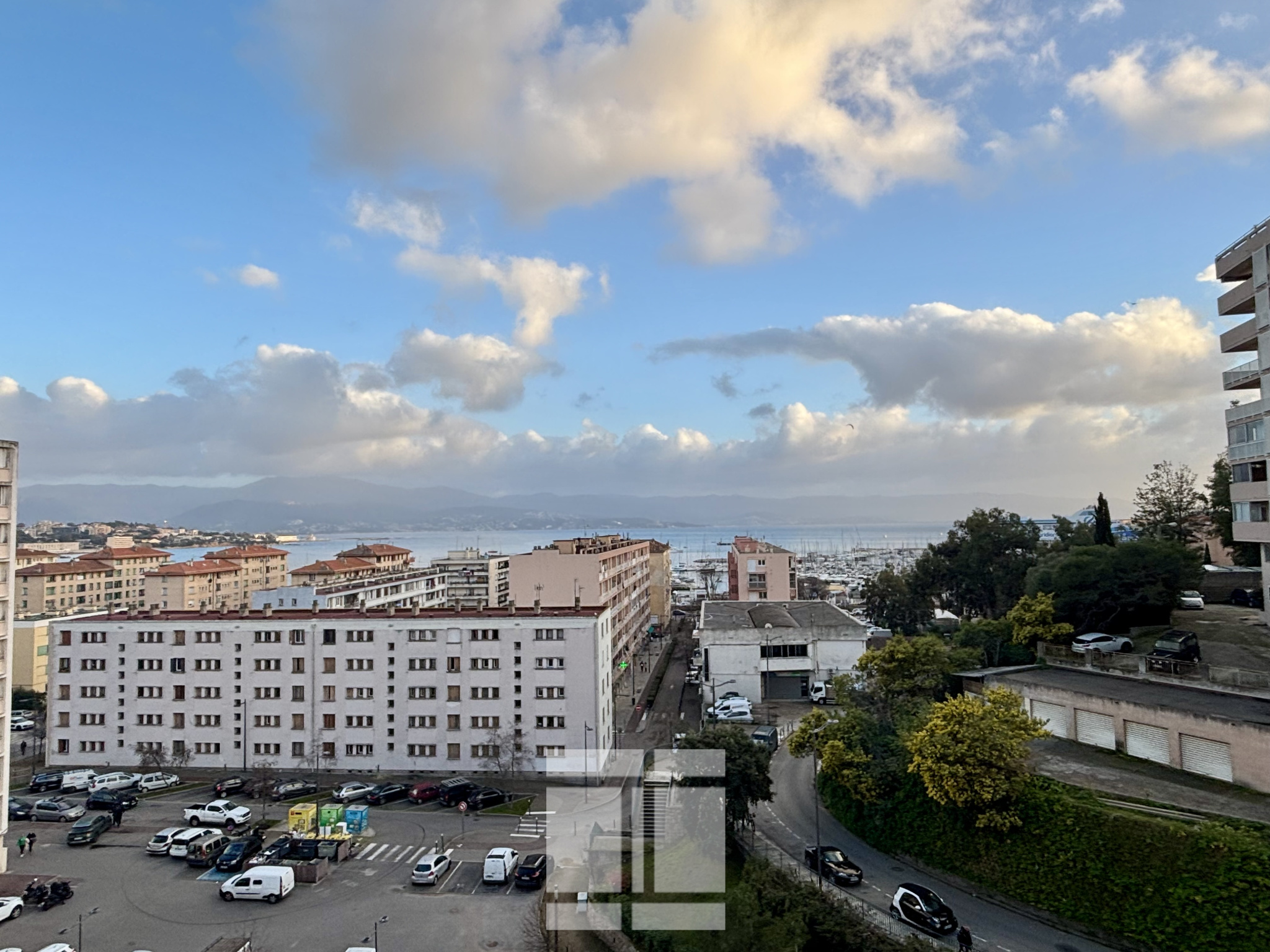 BELLE OPPORTUNITE ! Résidence les Cannes 4 pièces en étage élevé à rénover. proche toutes commodités