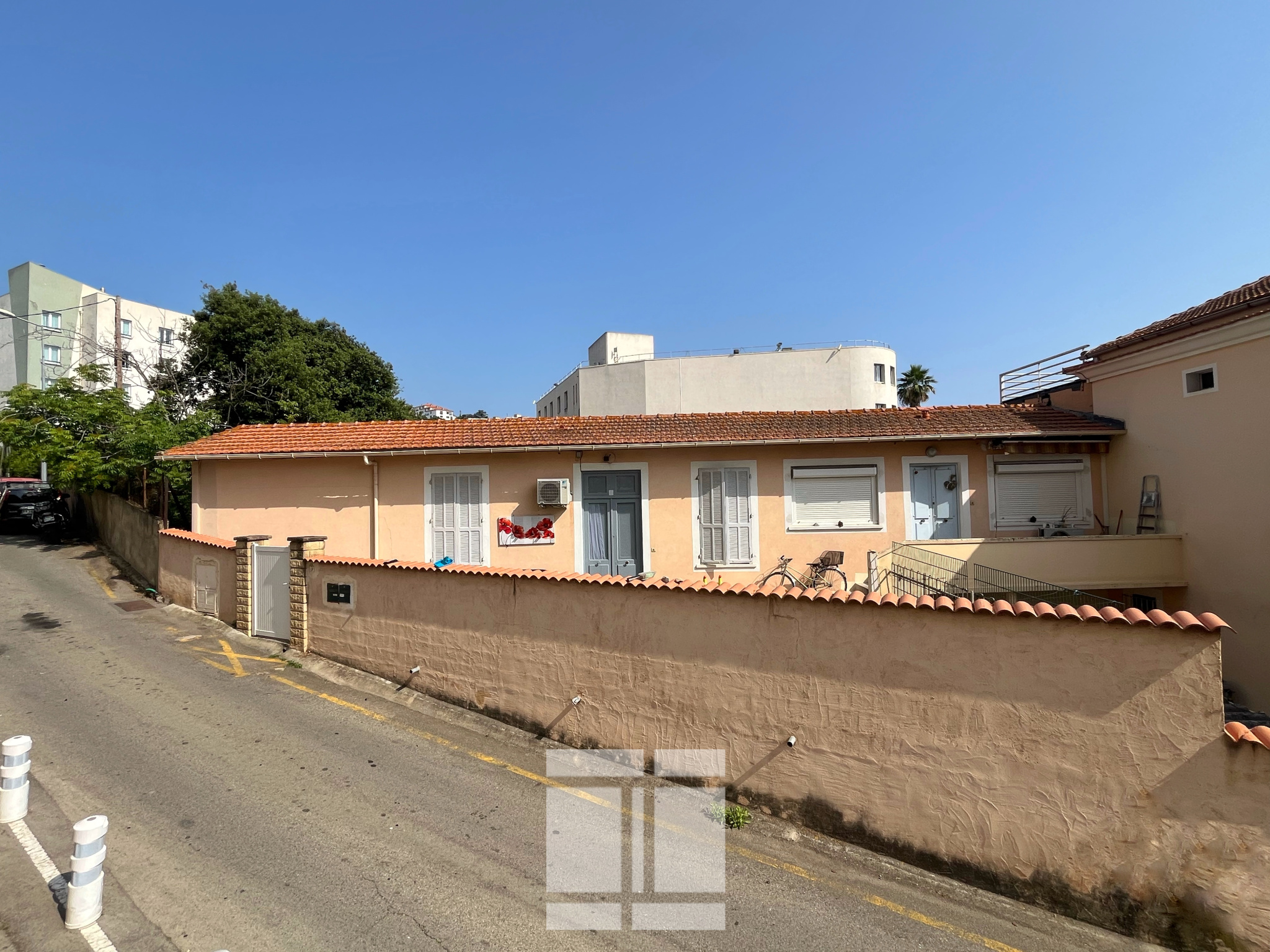 À VENDRE   AJACCIO (ST-JOSEPH)   maison individuelle avec 3 appartements un garage, un dépôt.