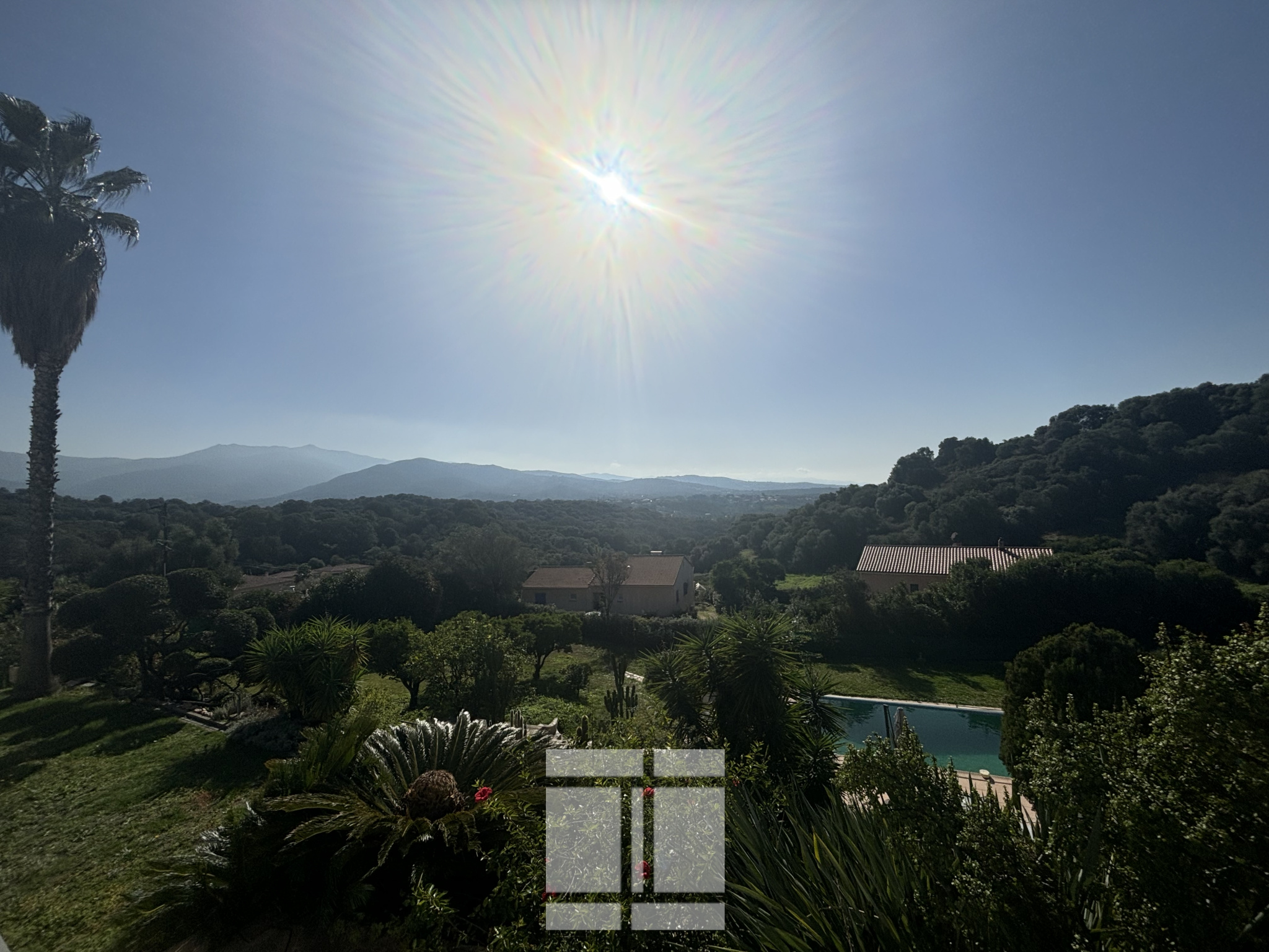 Superbe villa de 291m2 avec 2500m2 de terrain à proximité immédiate d'Ajaccio et de la Rive SUD