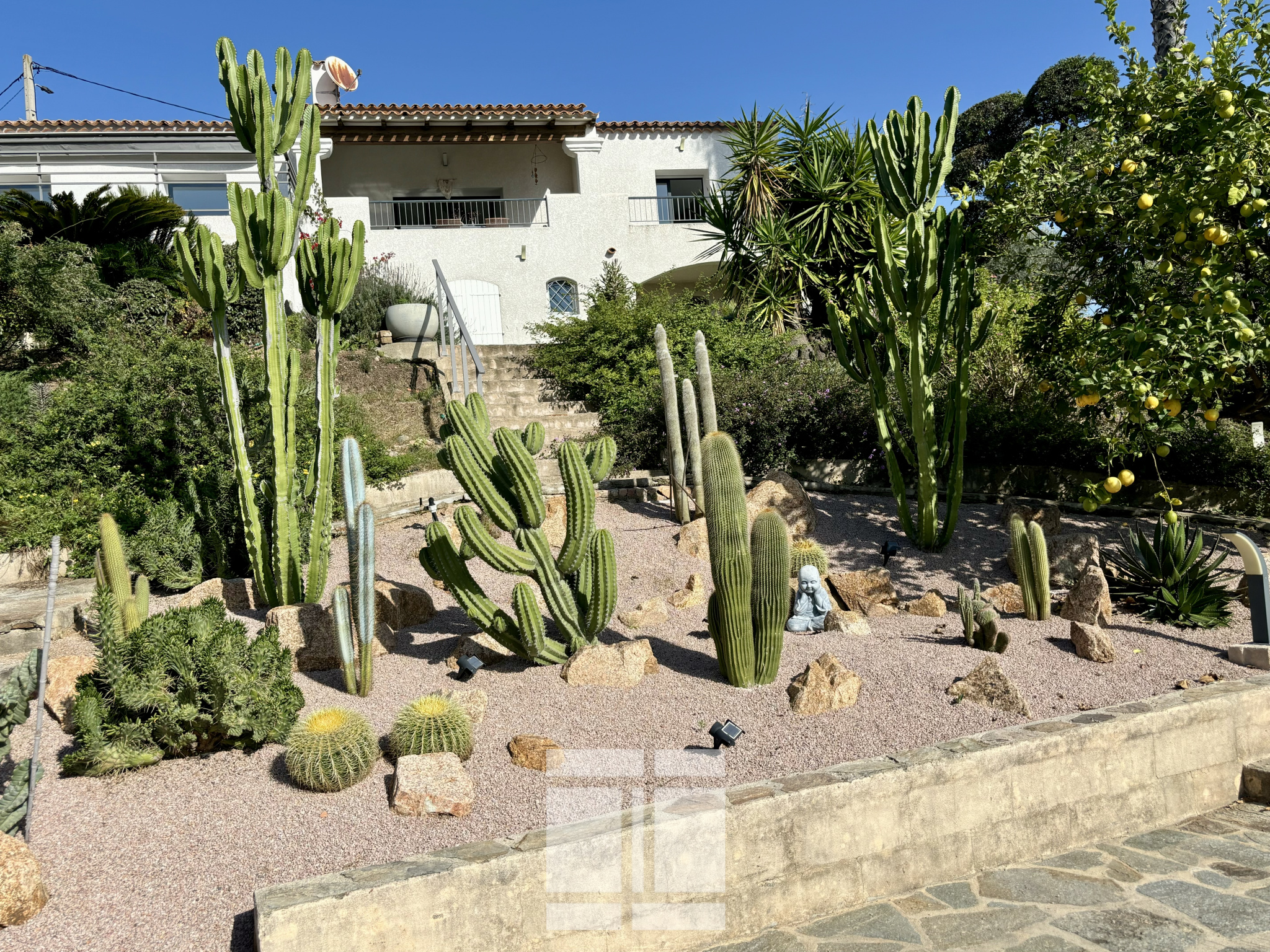 Superbe villa de 291m2 avec 2500m2 de terrain à proximité immédiate d'Ajaccio et de la Rive SUD