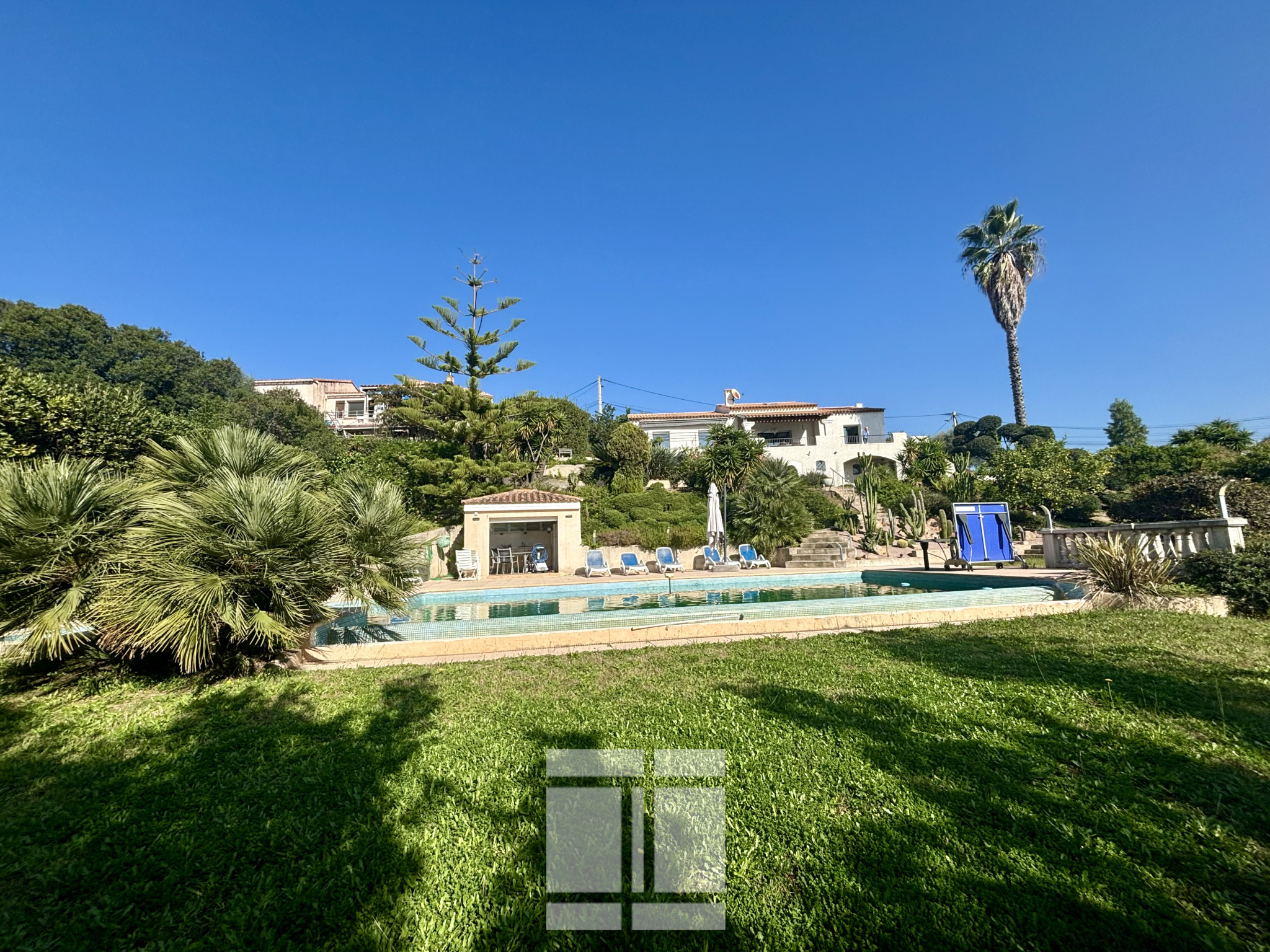 Superbe villa de 291m2 avec 2500m2 de terrain à proximité immédiate d'Ajaccio et de la Rive SUD