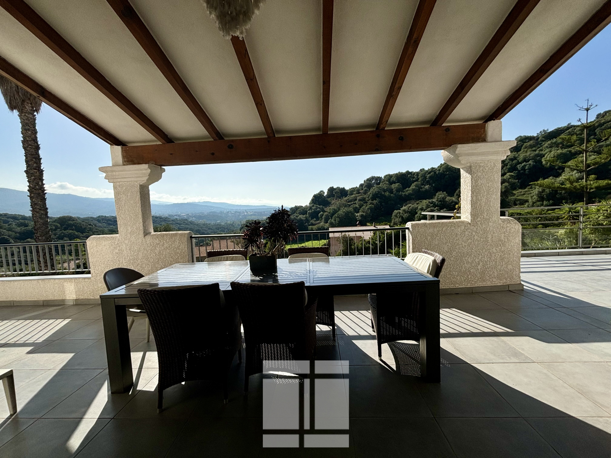 Superbe villa de 291m2 avec 2500m2 de terrain à proximité immédiate d'Ajaccio et de la Rive SUD