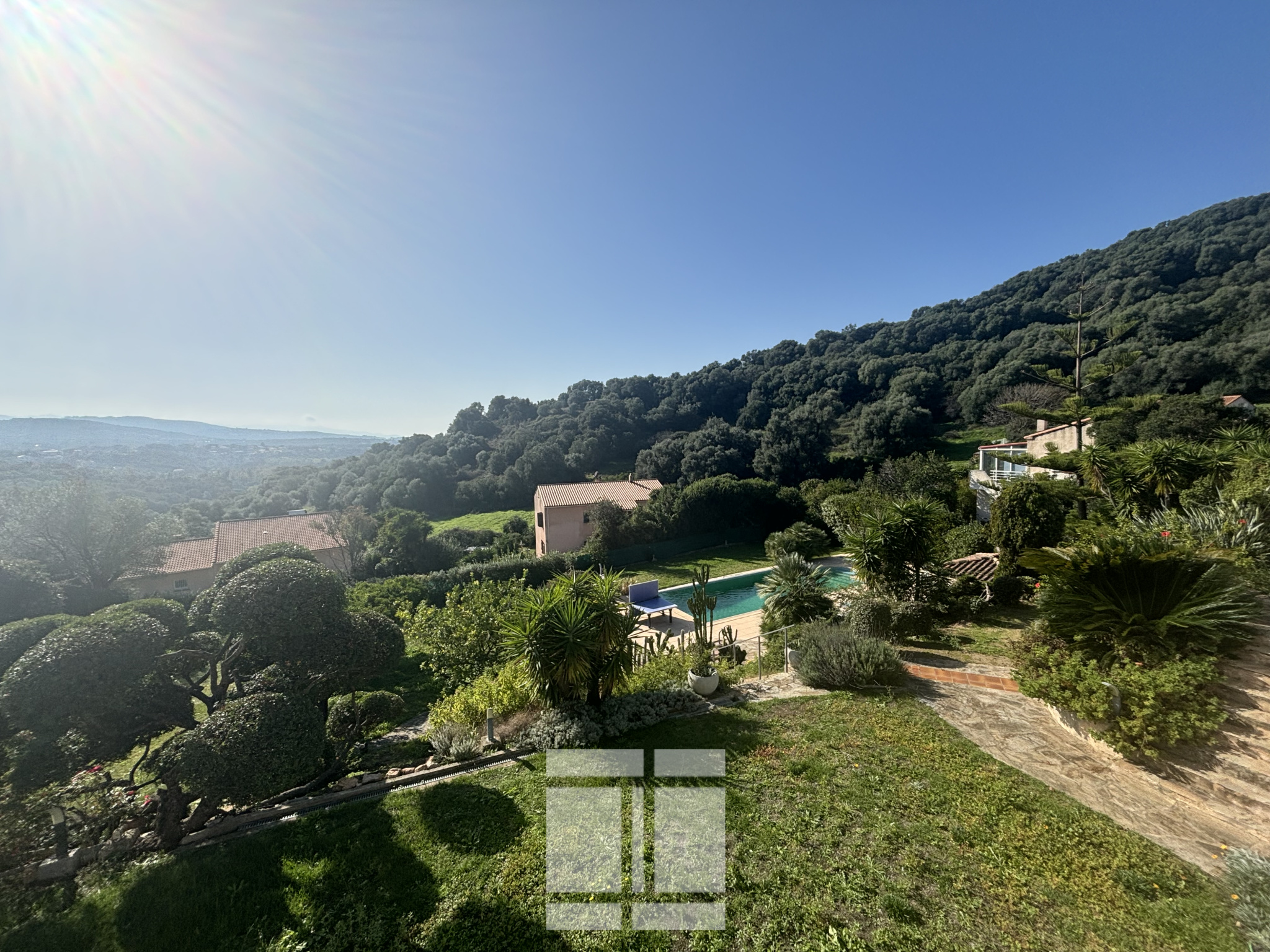 Superbe villa de 291m2 avec 2500m2 de terrain à proximité immédiate d'Ajaccio et de la Rive SUD