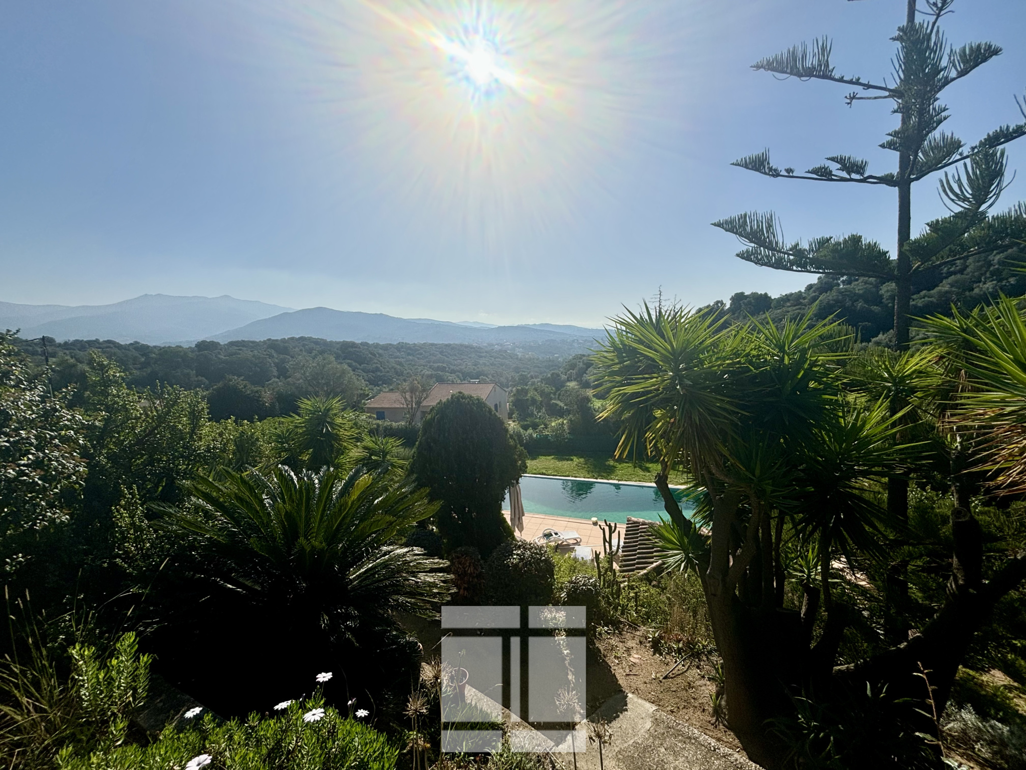 Superbe villa de 291m2 avec 2500m2 de terrain à proximité immédiate d'Ajaccio et de la Rive SUD