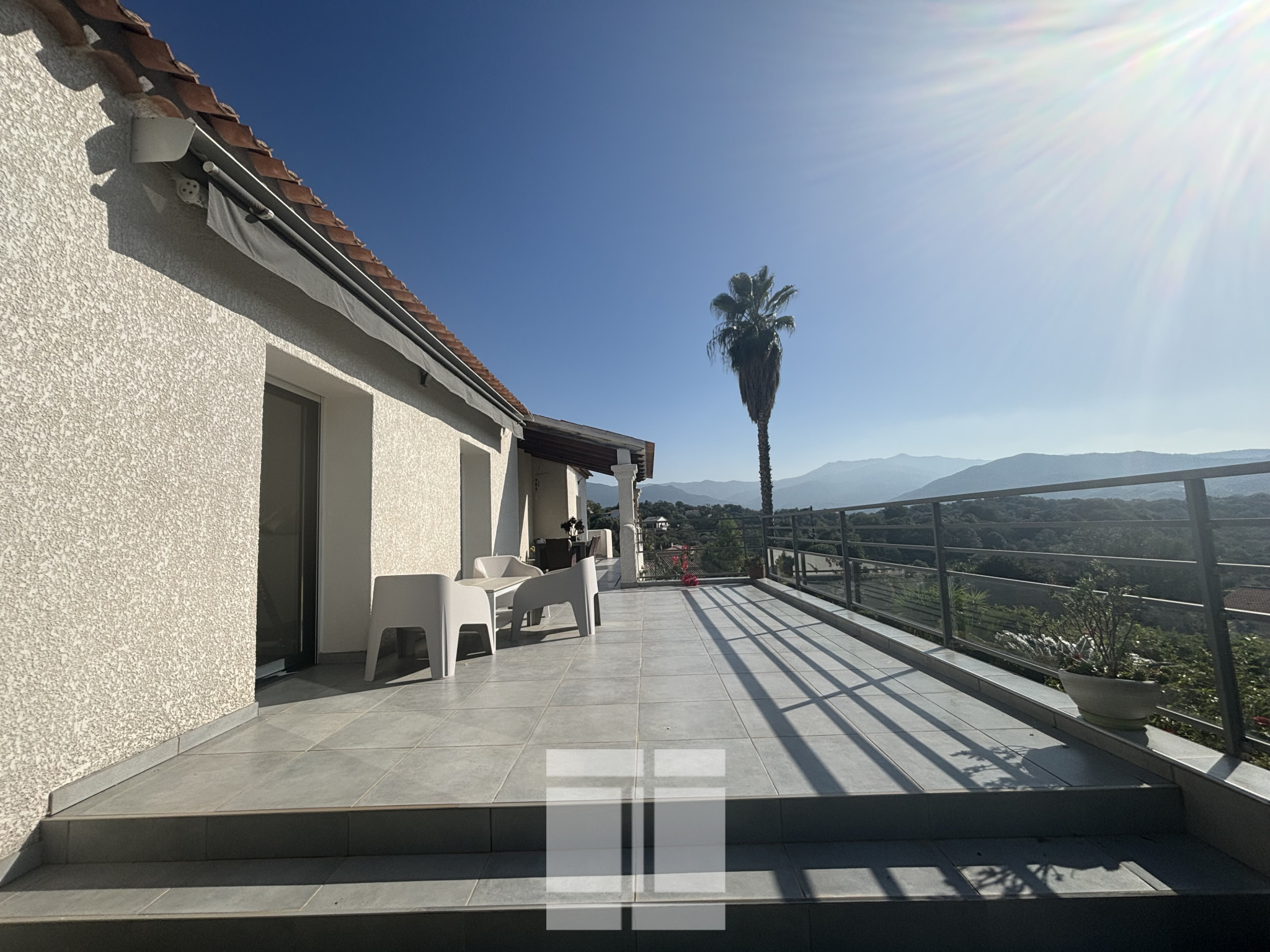 Superbe villa de 291m2 avec 2500m2 de terrain à proximité immédiate d'Ajaccio et de la Rive SUD