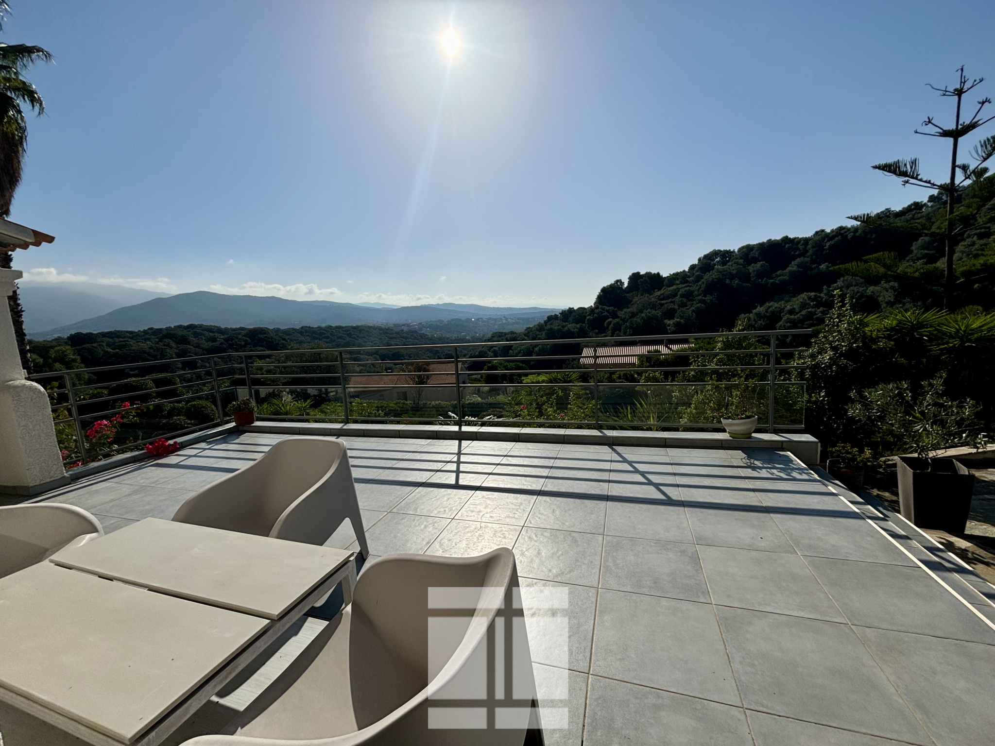 Superbe villa de 291m2 avec 2500m2 de terrain à proximité immédiate d'Ajaccio et de la Rive SUD
