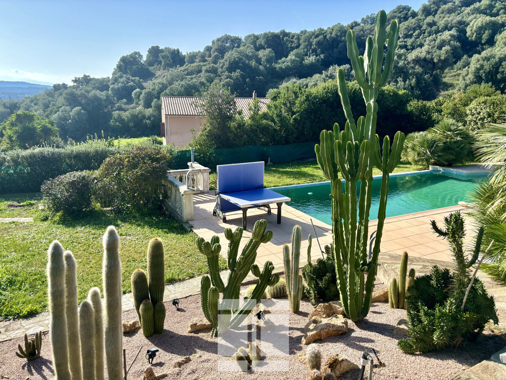 Superbe villa de 291m2 avec 2500m2 de terrain à proximité immédiate d'Ajaccio et de la Rive SUD