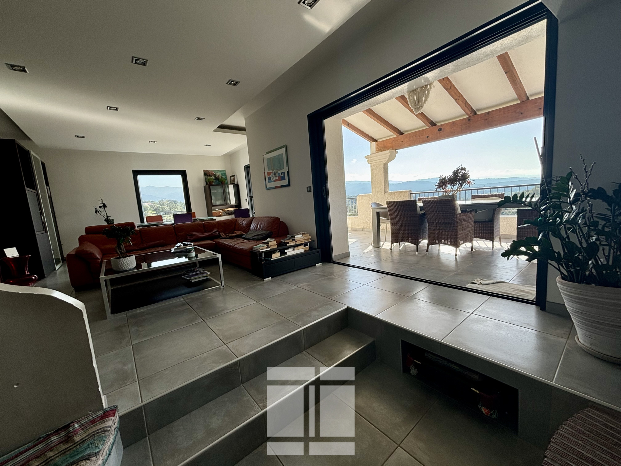 Superbe villa de 291m2 avec 2500m2 de terrain à proximité immédiate d'Ajaccio et de la Rive SUD