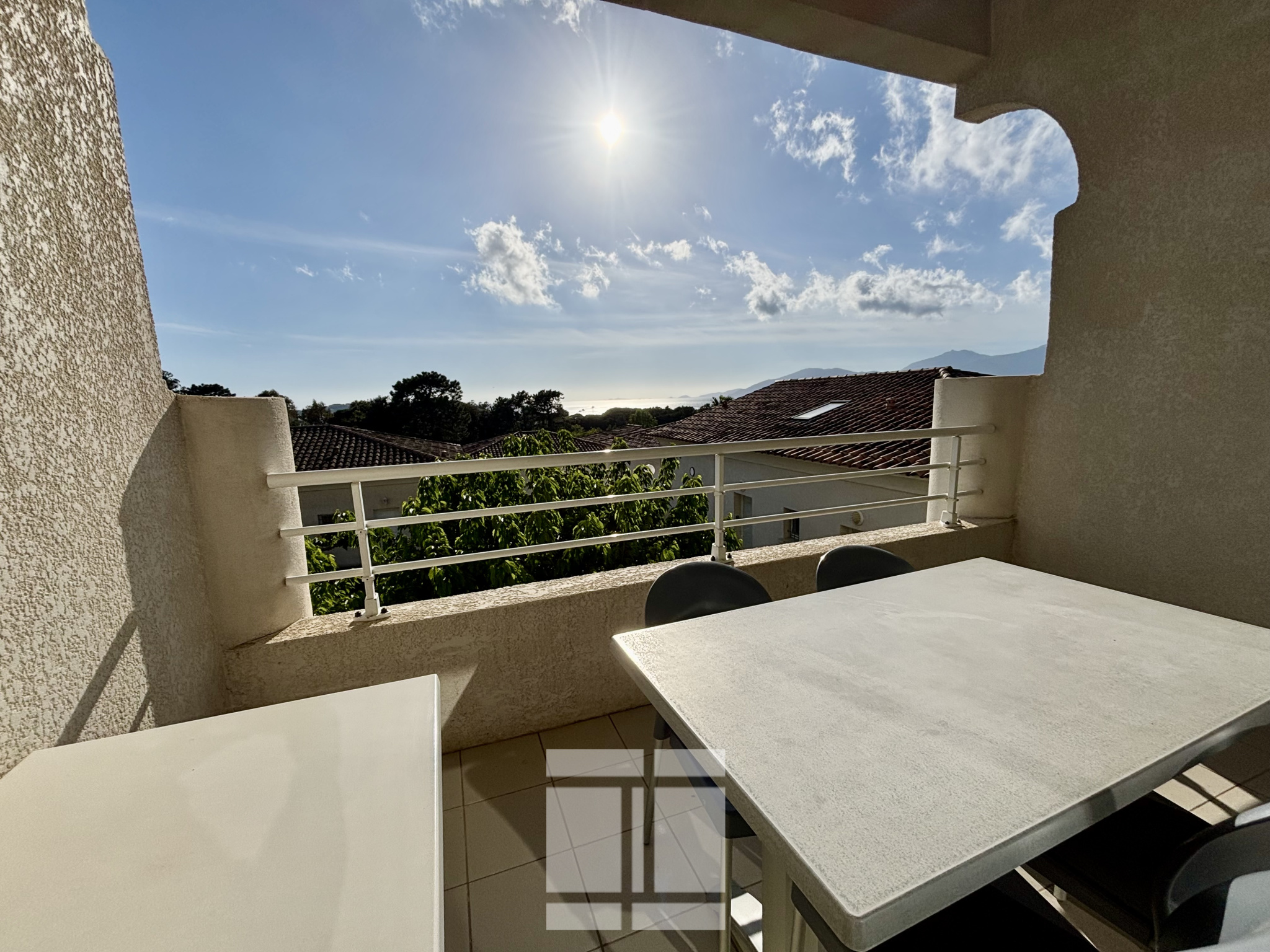 Centre PORTICCIO, 2 pièces en duplex au calme avec belle vue mer