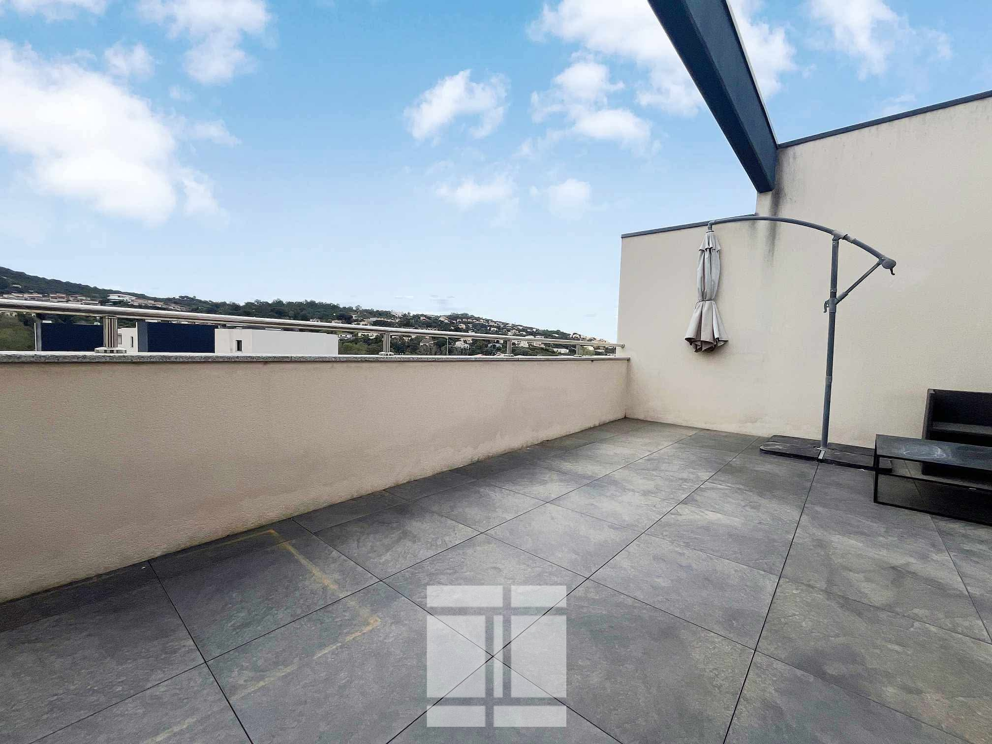 PORTICCIO - T2 DERNIER ETAGE AVEC GRANDE TERRASSE DE 25 M2