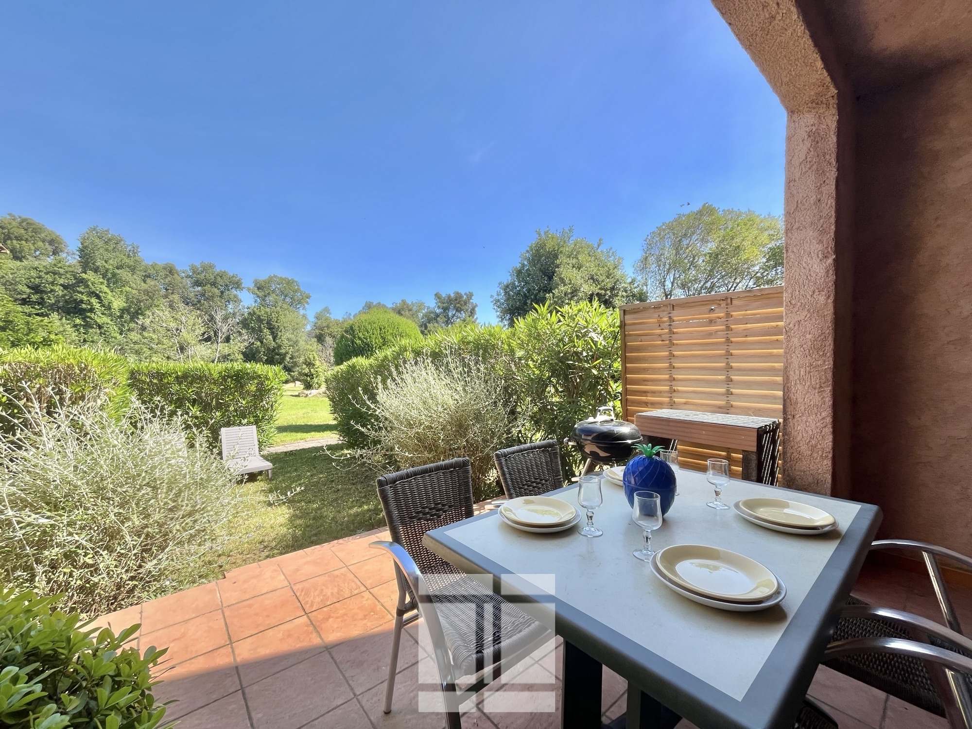 T1 BIS AVEC TERRASSE ET JARDIN   ENTRE PINARELLO ET LA TOUR DE FAUTEA