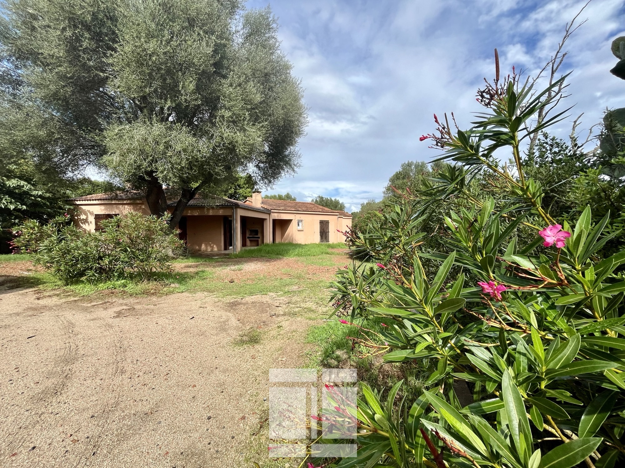 A VENDRE VILLA TYPE T5-TERRAIN 1073M2