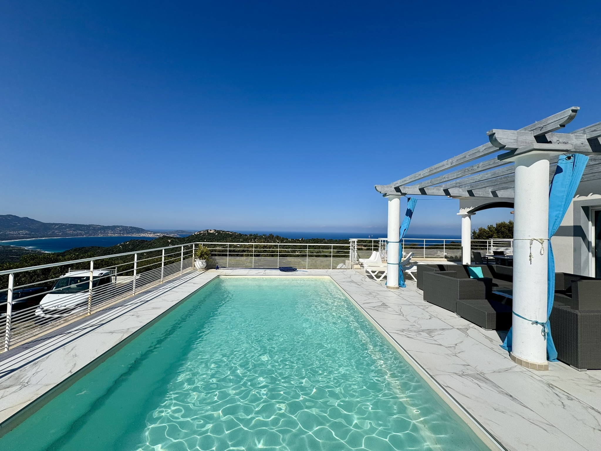 A VENDRE - VILLA D'EXCEPTION - VUE PANORAMIQUE SUR LA BAIE DE CALVI- LUMIO