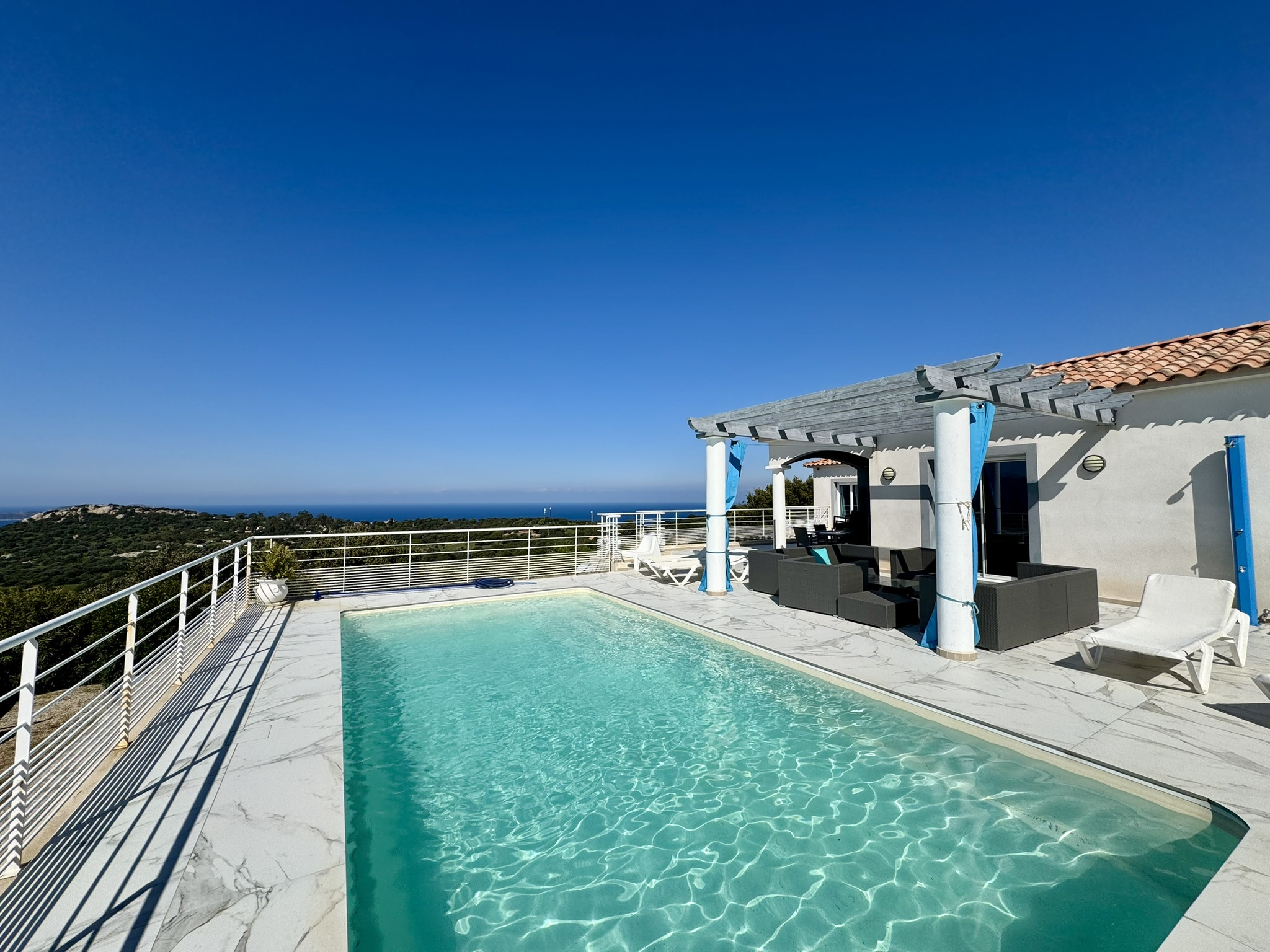A VENDRE - VILLA D'EXCEPTION - VUE PANORAMIQUE SUR LA BAIE DE CALVI- LUMIO