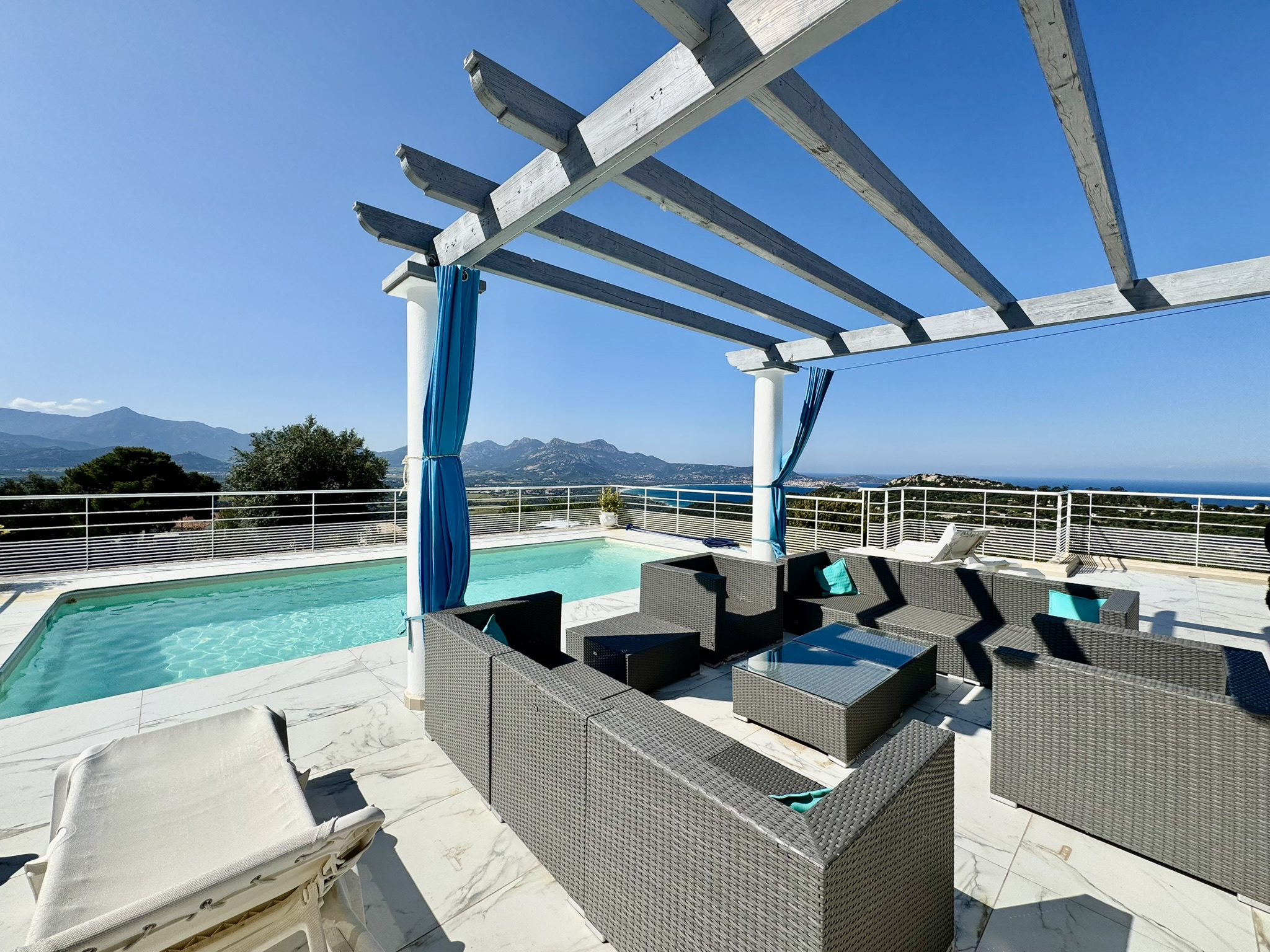 A VENDRE - VILLA D'EXCEPTION - VUE PANORAMIQUE SUR LA BAIE DE CALVI- LUMIO