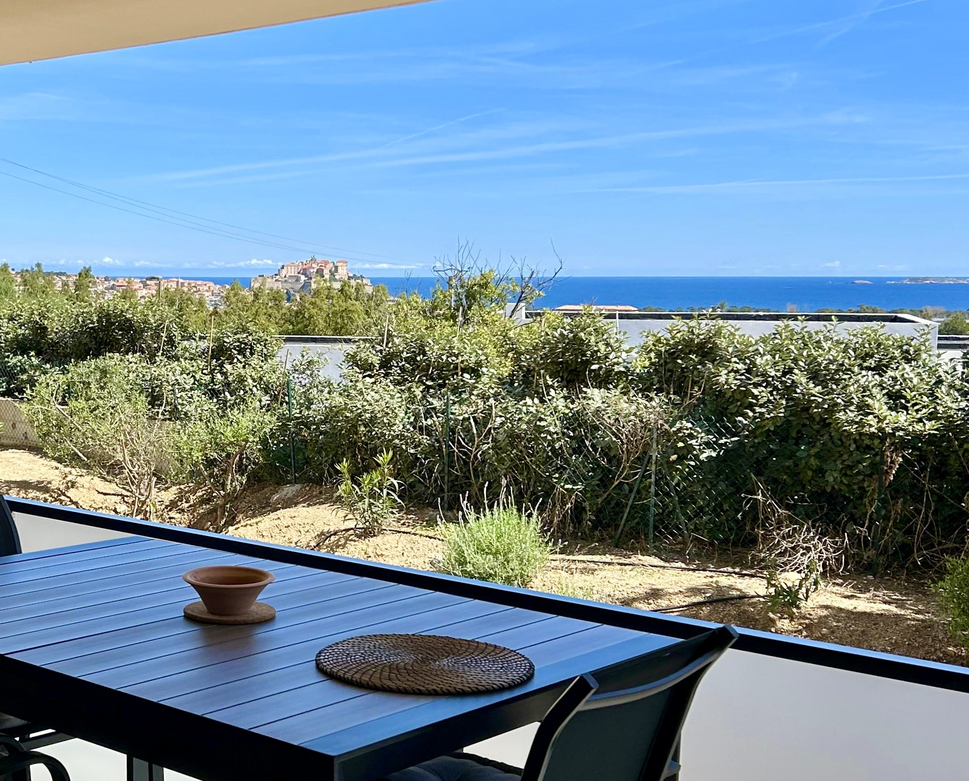 A VENDRE -T3 VUE MER ET CITADELLE - 62m2 - AVEC GRANDE TERRASSE ET PISCINE - CALVI