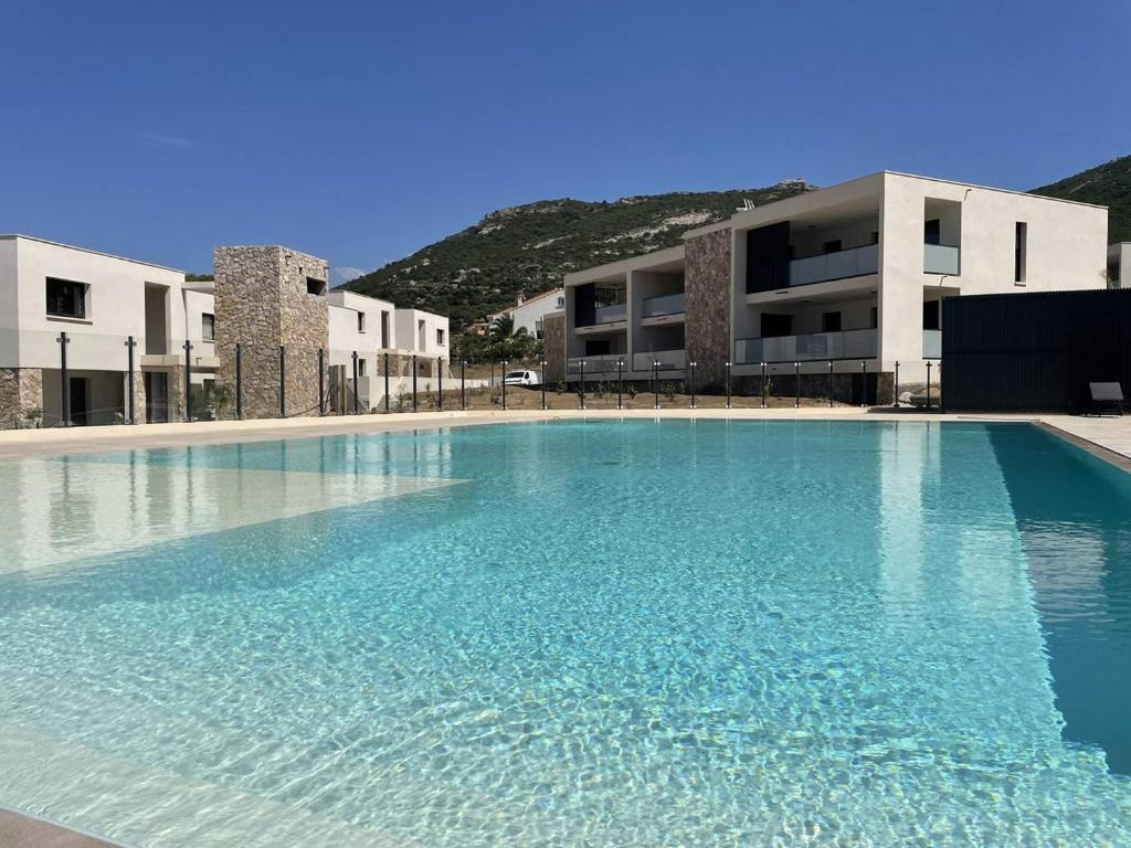 A VENDRE -T3 VUE MER ET CITADELLE - 62m2 - AVEC GRANDE TERRASSE ET PISCINE - CALVI