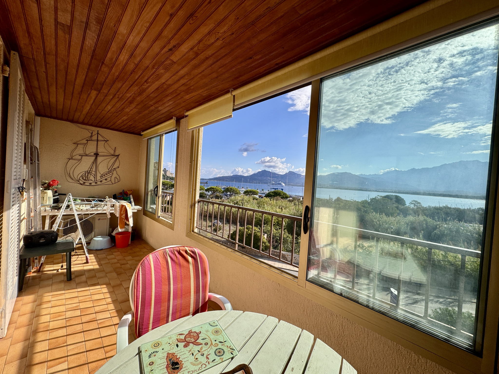 A VENDRE - T3 AVEC MEZZANINE - 56m2 - DERNIER ETAGE AVEC TERRASSE - VUE MER  ET CITADELLE - CALVI